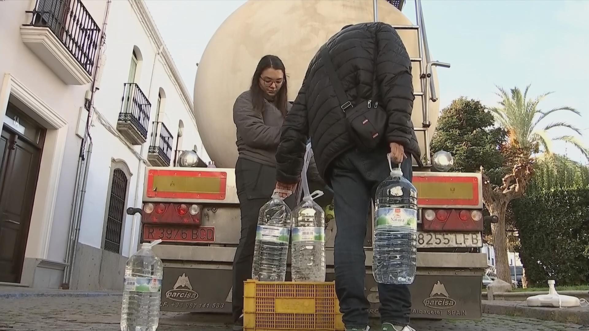 Bewohner in von Wassermangel betroffenem Ort in Südspanien füllen Wasser aus Tankwagen in Plastikflaschen