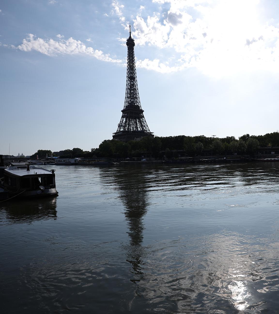 Die Seine vor dem Hintergrund des Eiffelturms in Paris