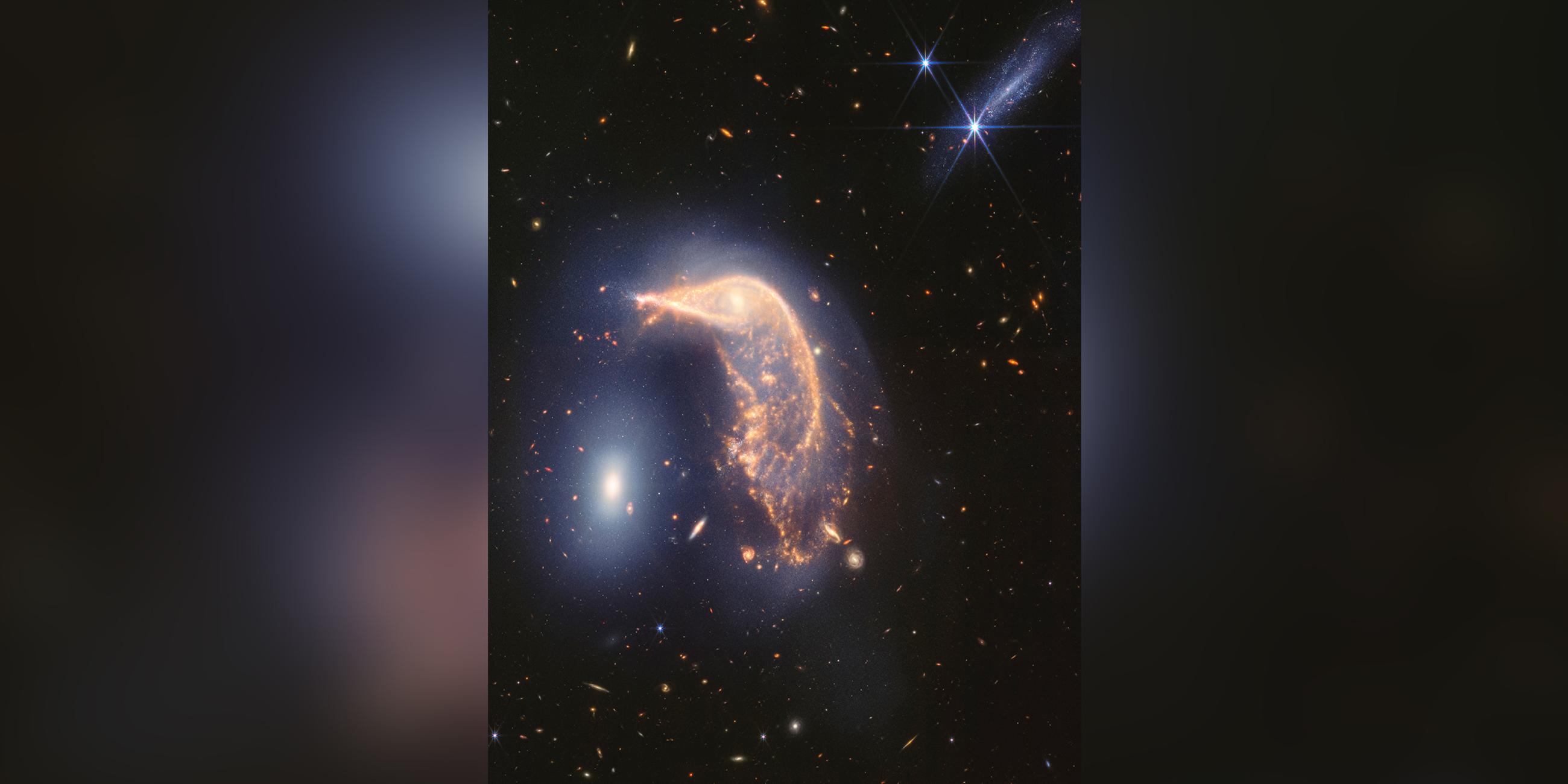 Zwei interagierende Galaxien vom Webb-Weltraumteleskop im Infraroten aufgenommen.