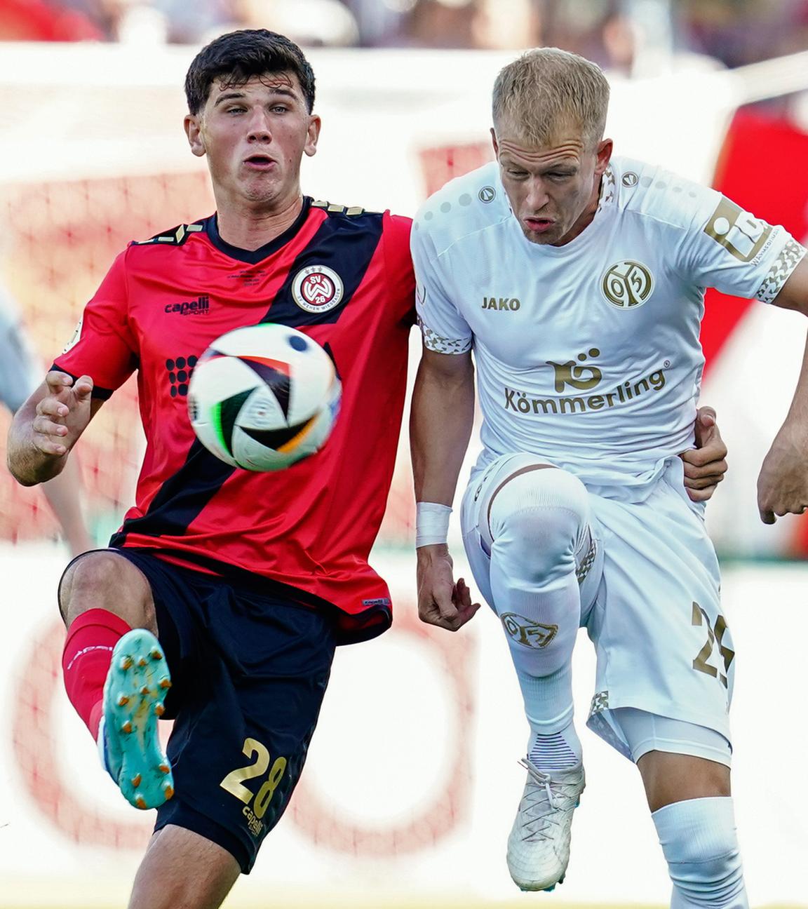 DFB-Pokal, SV Wehen Wiesbaden - FSV Mainz 05, 1. Runde: Wiesbadens Moritz Flotho (l.) und Andreas Hanche-Olsen von Mainz kämpfen um den Ball.