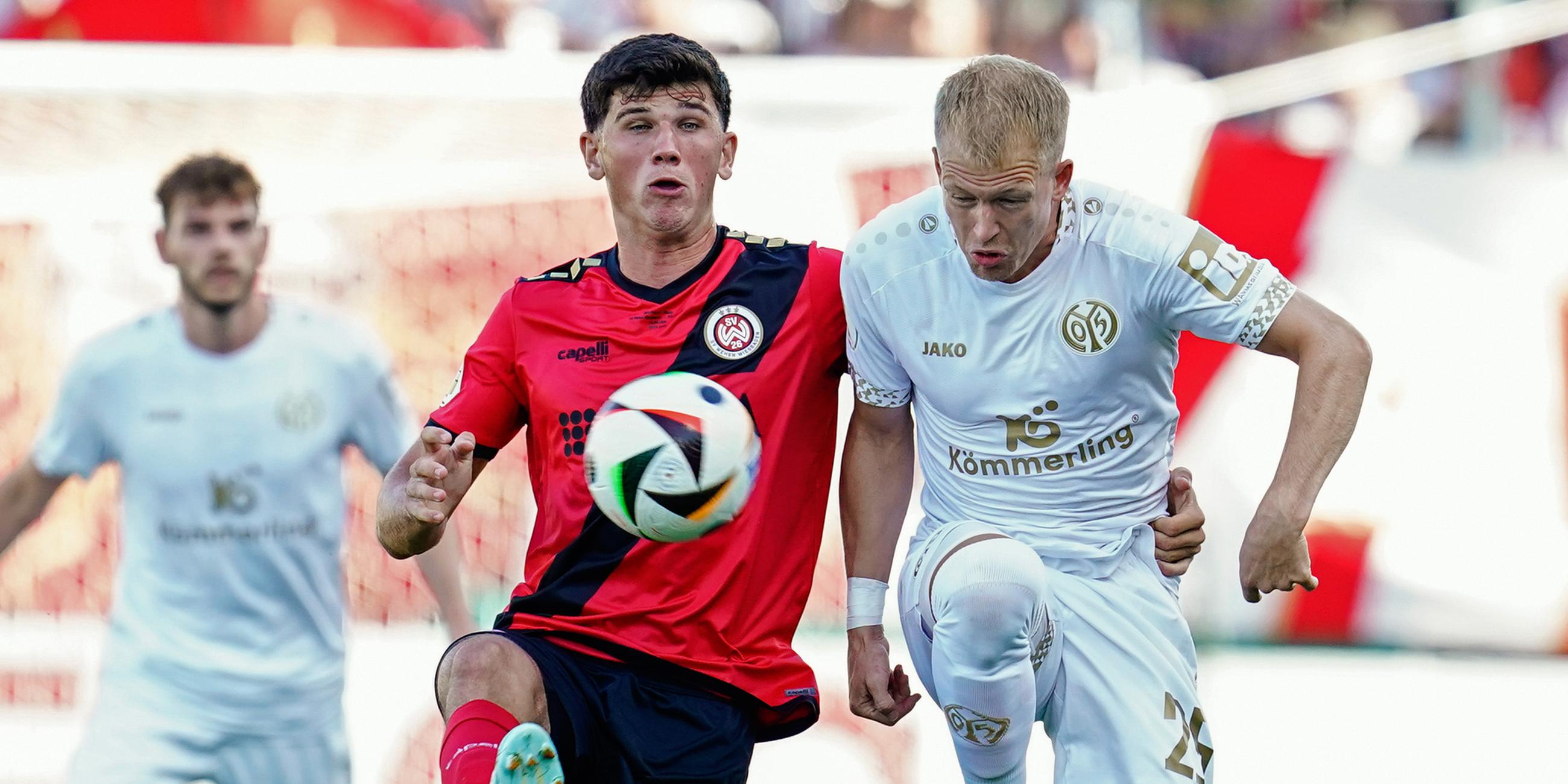 DFB-Pokal, SV Wehen Wiesbaden - FSV Mainz 05, 1. Runde: Wiesbadens Moritz Flotho (l.) und Andreas Hanche-Olsen von Mainz kämpfen um den Ball.