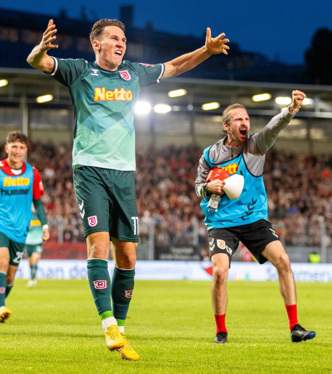 Jubel nach dem 2:0 durch Konrad Faber (SSV Jahn).