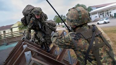 Kulturzeit - Zoomer An Die Front - Debatte Um Kriegsdienst