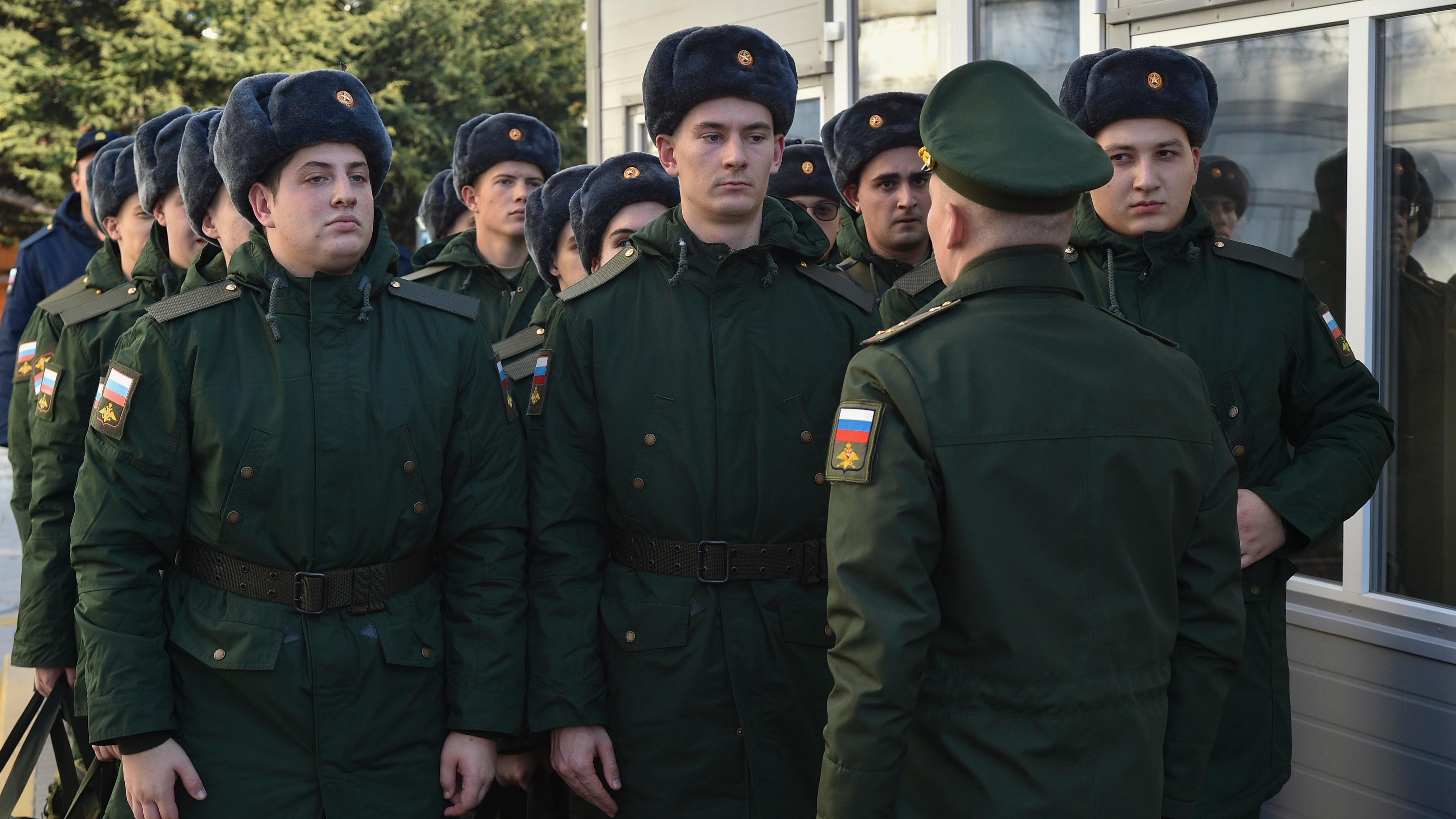 Russische Wehrpflichtige an einem Bahnhof in Sewastopol im November 2022