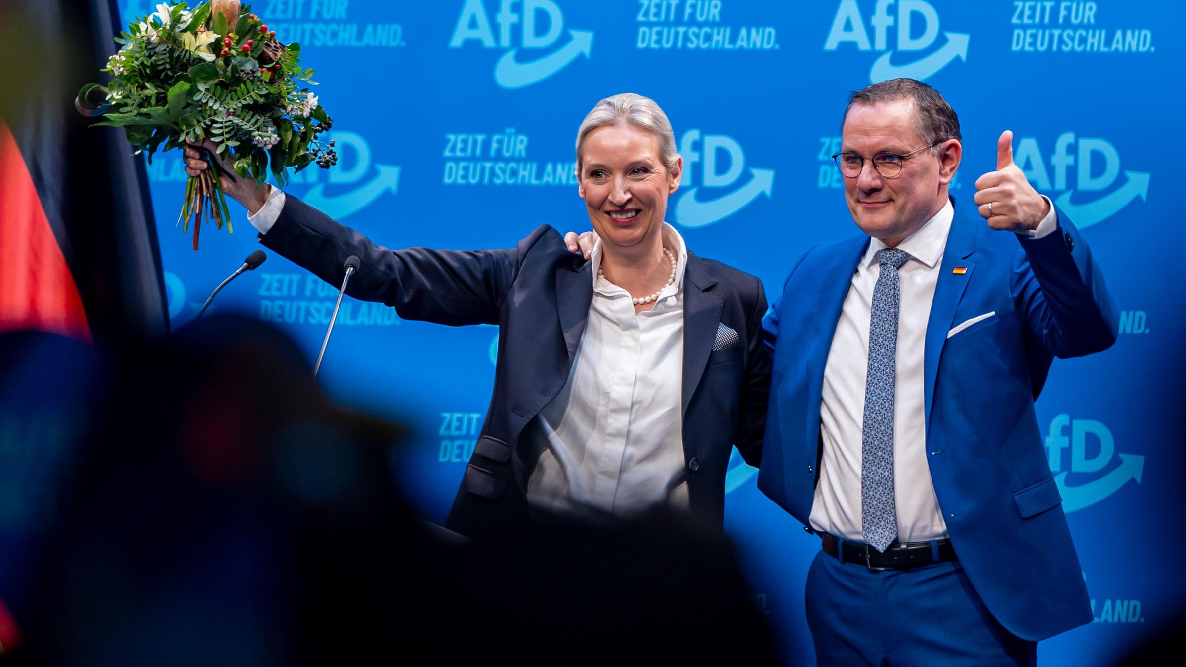 Alice Weidel und Tino Chrupalla lassen sich bejubeln, nachdem Weidel einstimmig als Kanzlerkandidatin auf dem Parteitag bestätigt wurde.