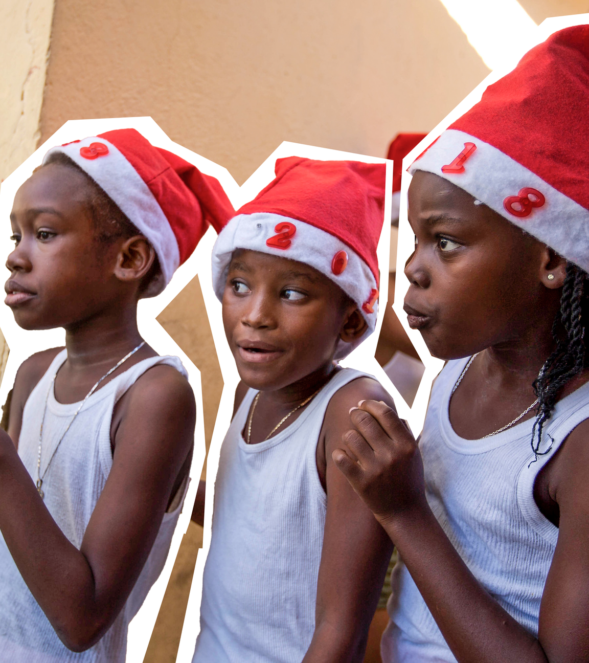 Drei Mädchen stehen am 22.12.2017 in Port-au-Prince (Haiti) während einer Weihnachtsveranstaltung hinter einer Bühne