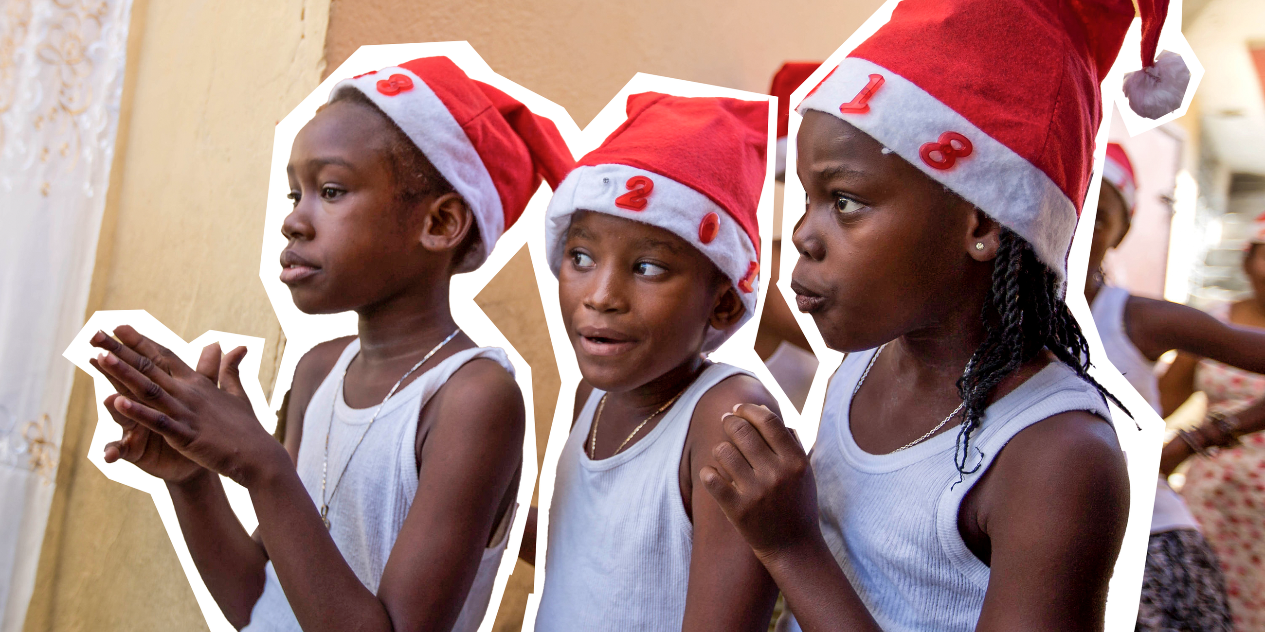 Drei Mädchen stehen am 22.12.2017 in Port-au-Prince (Haiti) während einer Weihnachtsveranstaltung hinter einer Bühne