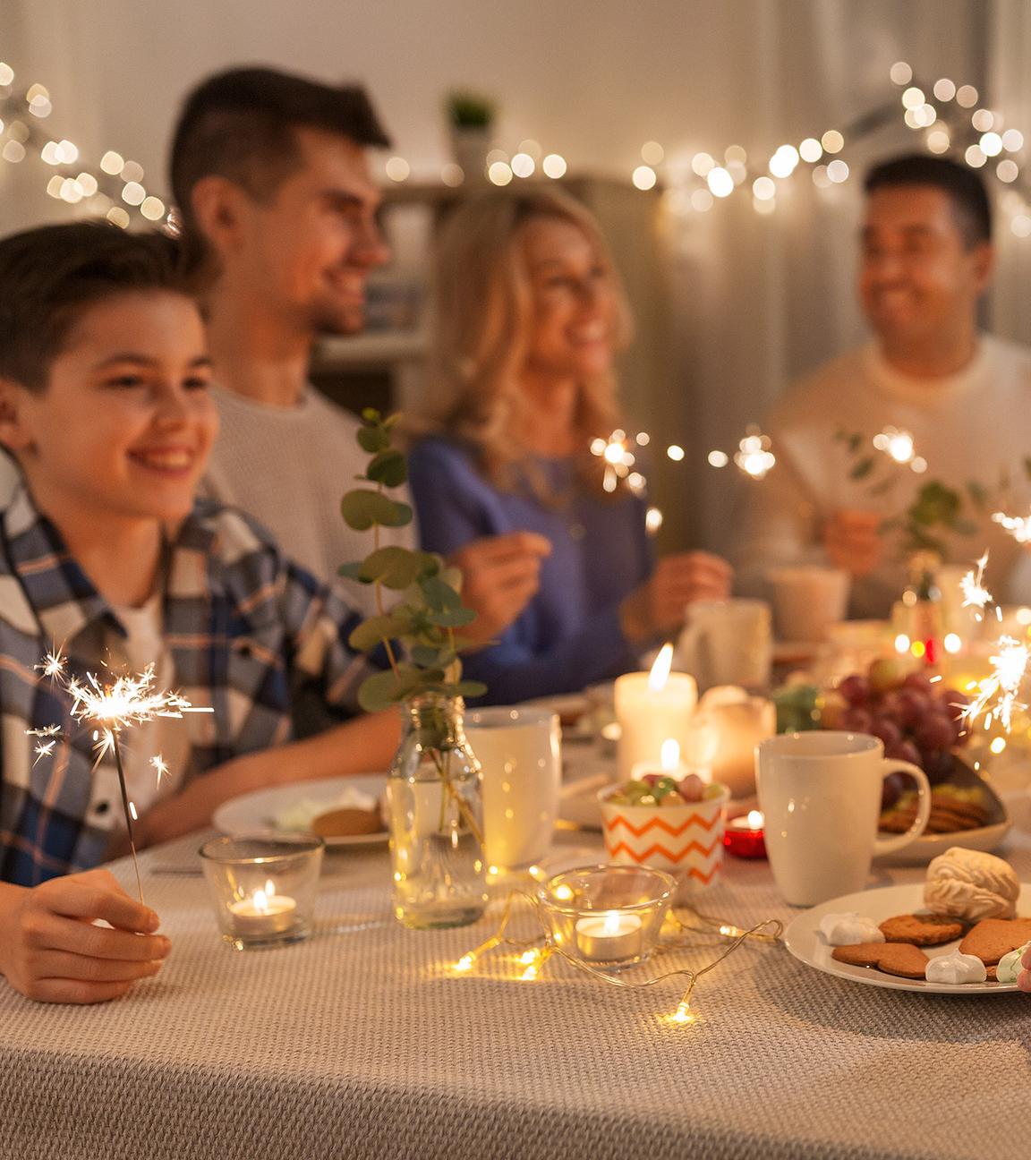 Familie feiert fröhlich Weihnachten