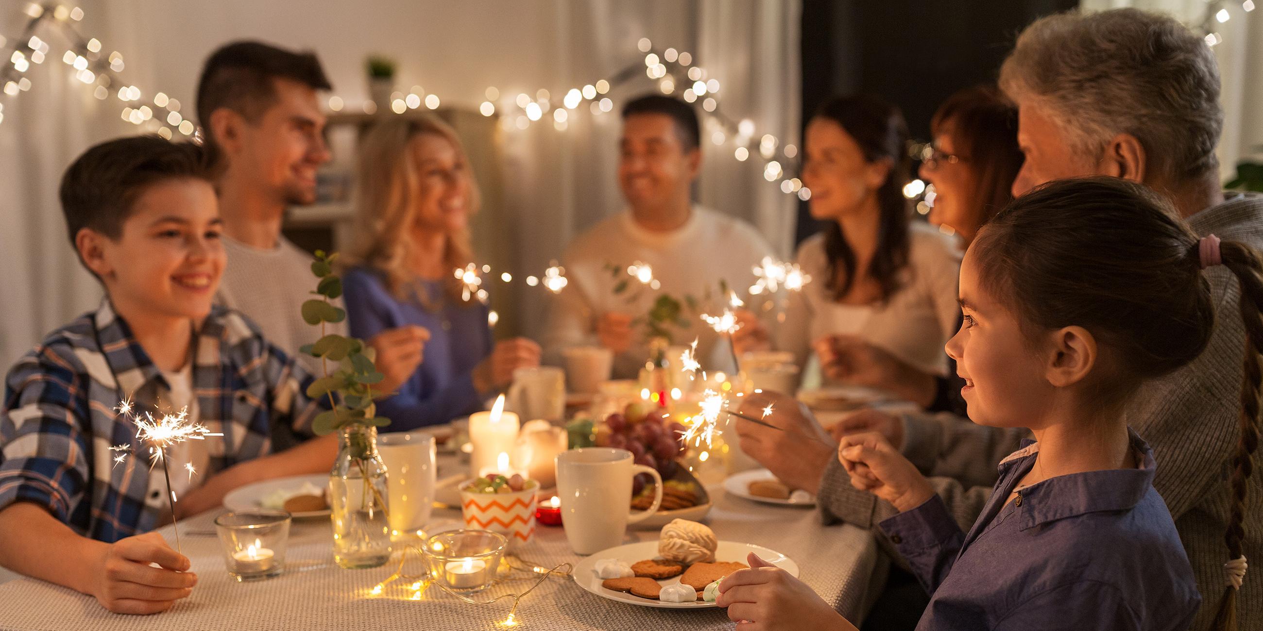 Familie feiert fröhlich Weihnachten