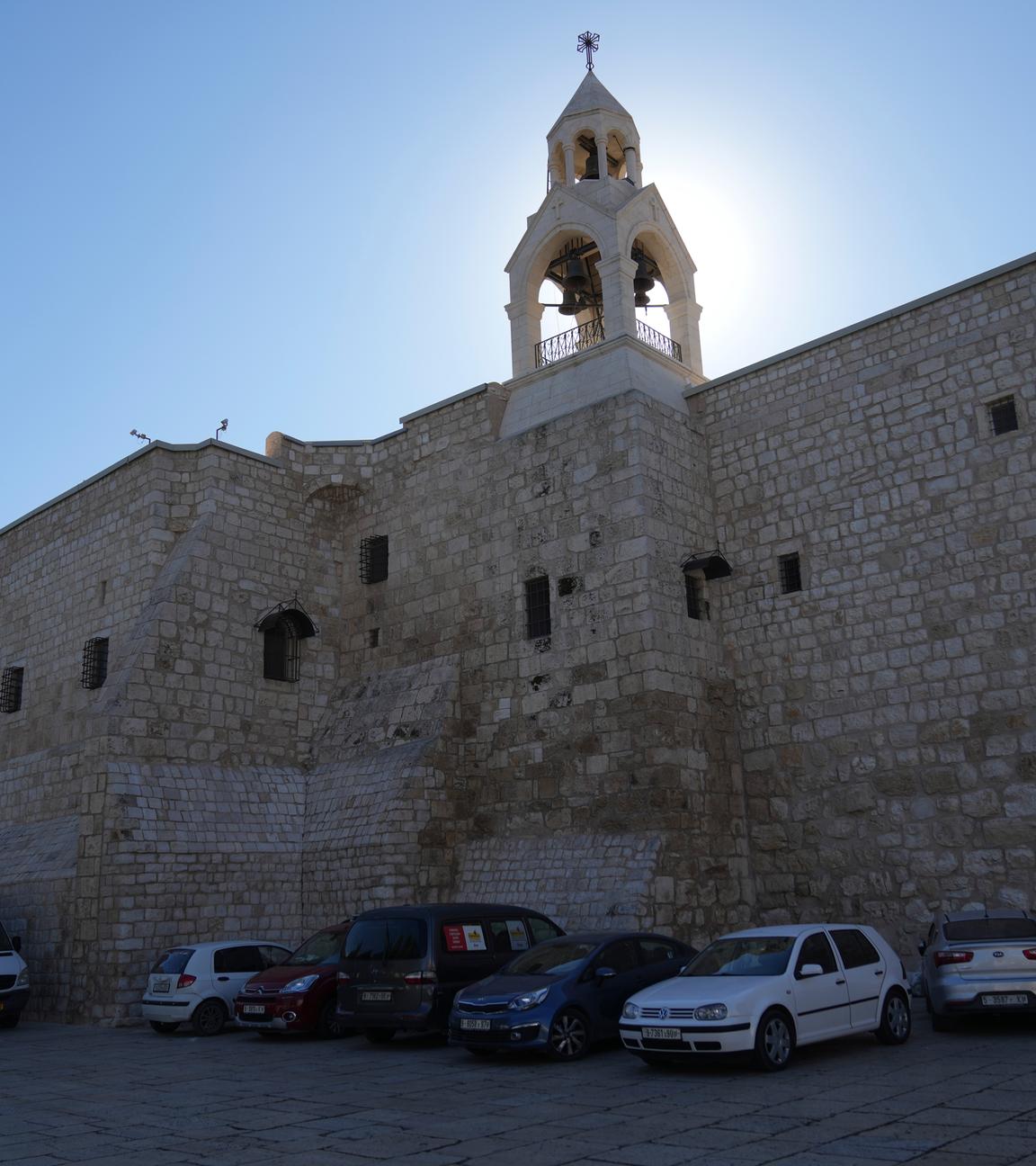 Besucher laufen an der Geburtskirche in Bethlehem vorbei.