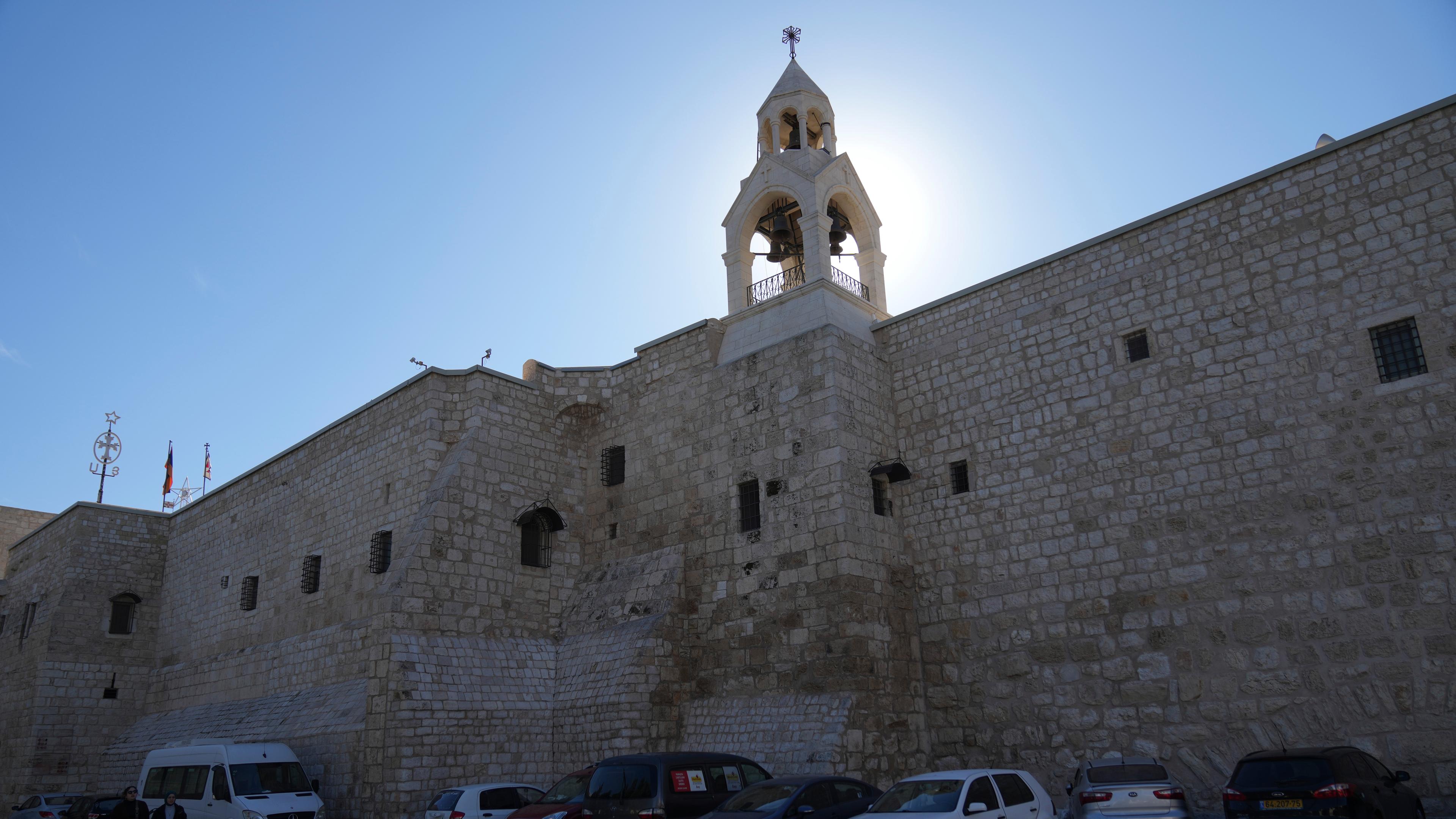 Besucher laufen an der Geburtskirche in Bethlehem vorbei.