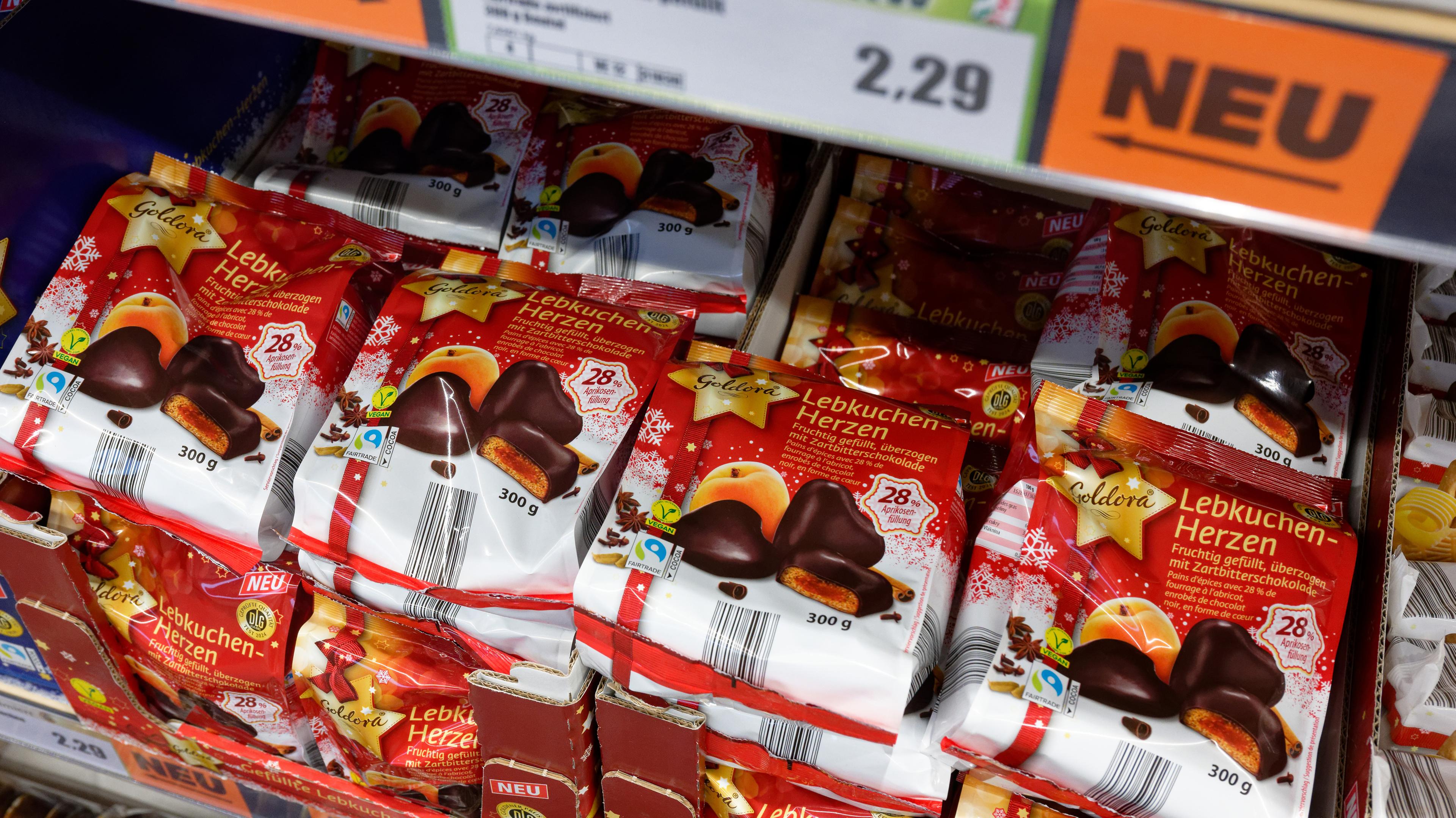 Lebkuchenherzen stehen in einem Regal in einem Markt einer Supermarktkette. 