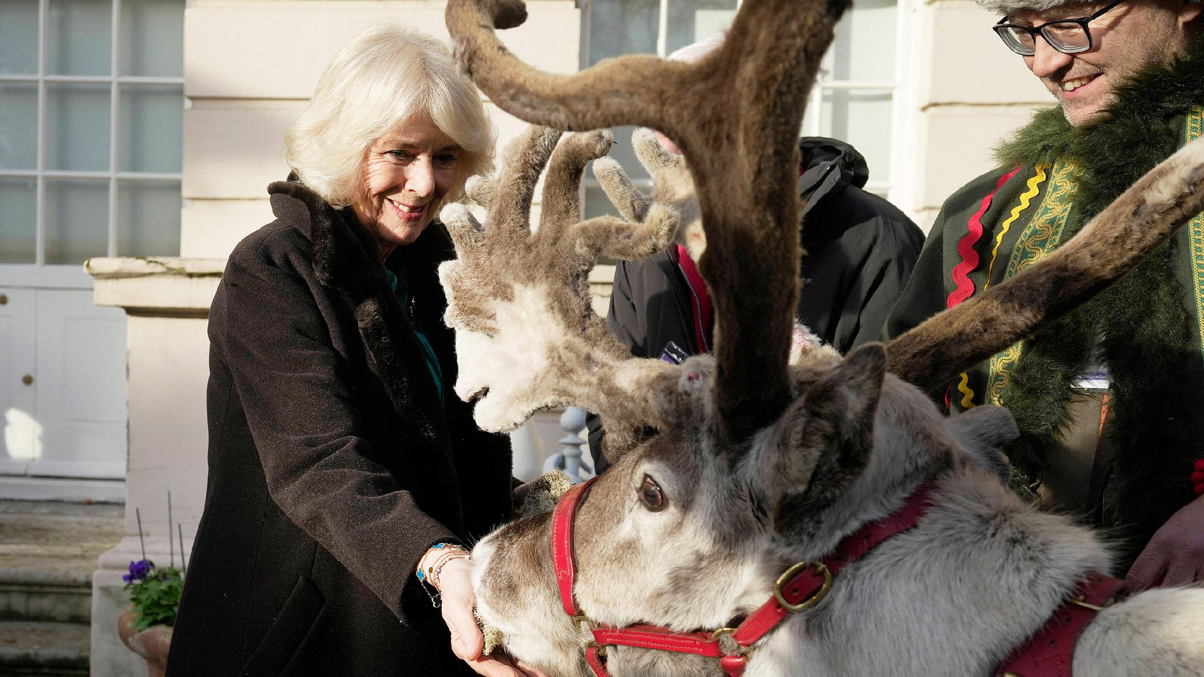 In ihrer Residenz in London erhält die Königin Besuch vom Weihnachtsmann mit seinen Rentieren.