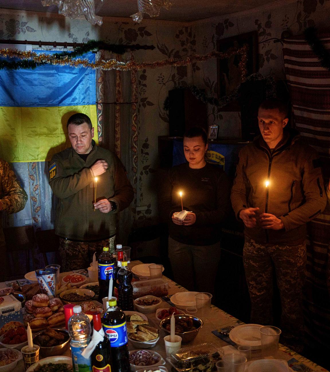 Ukrainische Soldaten feiern Weihnachten in Pokrowsk - mit Kerzen und einerm gedeckten Tisch