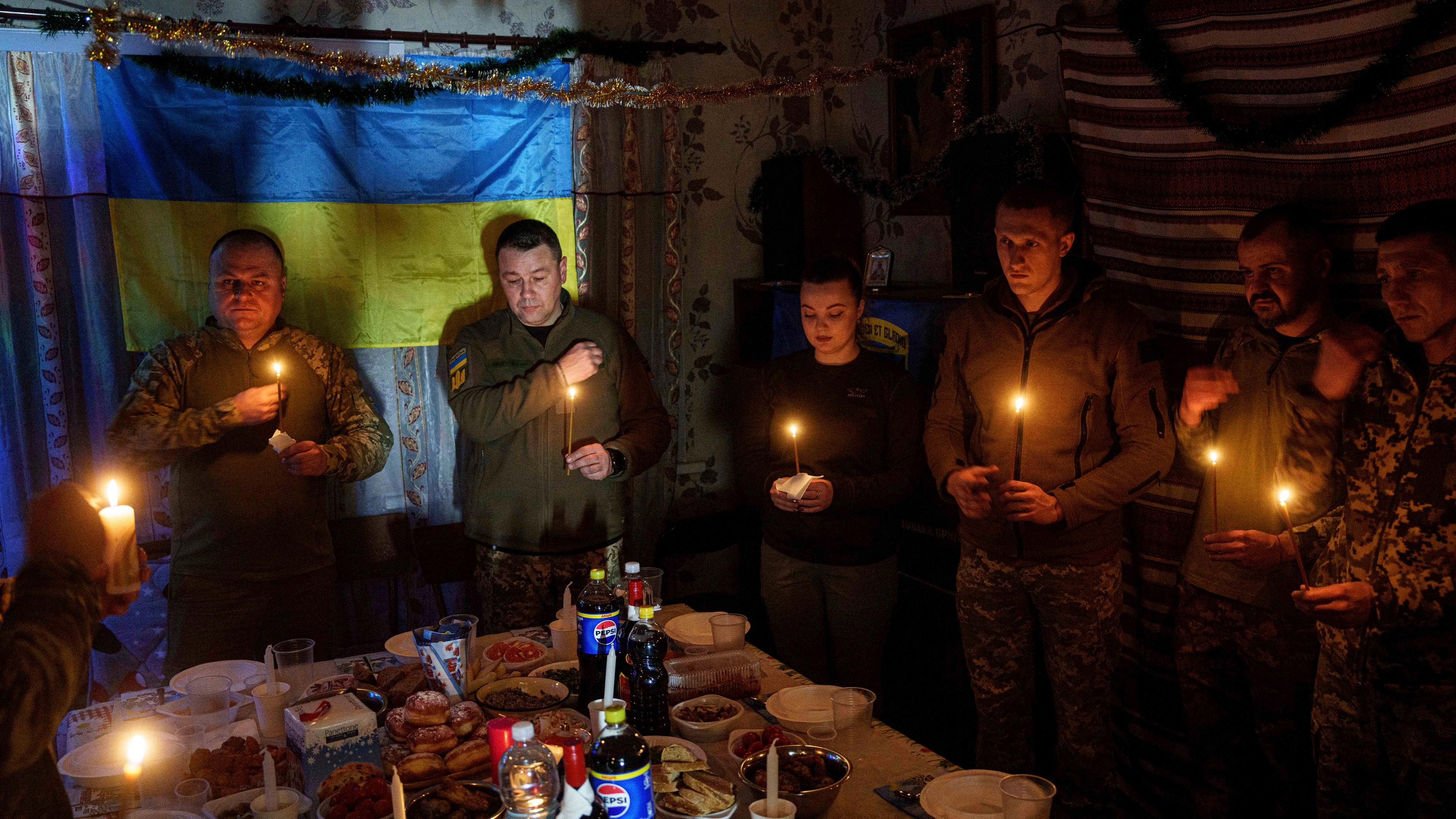 Ukrainische Soldaten feiern Weihnachten in Pokrowsk - mit Kerzen und einerm gedeckten Tisch