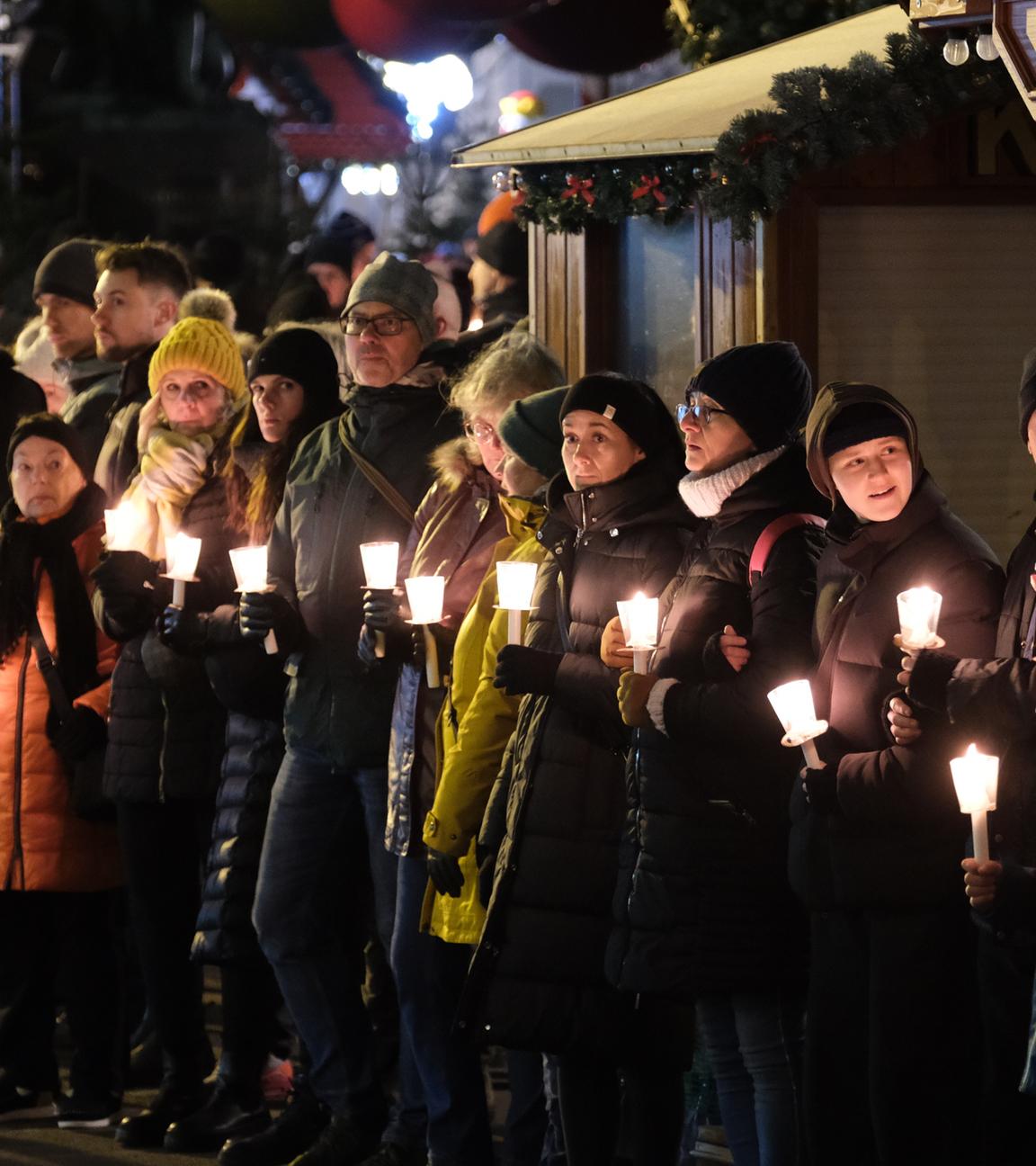 Sachsen-Anhalt, Magdeburg: Menschenkette zum Gedenken an die Opfer und Betroffenen des Anschlags auf dem Magdeburger Weihnachtsmarkt.