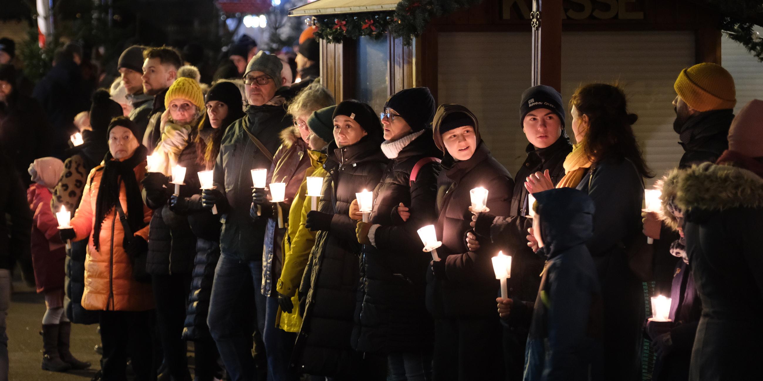 Sachsen-Anhalt, Magdeburg: Menschenkette zum Gedenken an die Opfer und Betroffenen des Anschlags auf dem Magdeburger Weihnachtsmarkt.