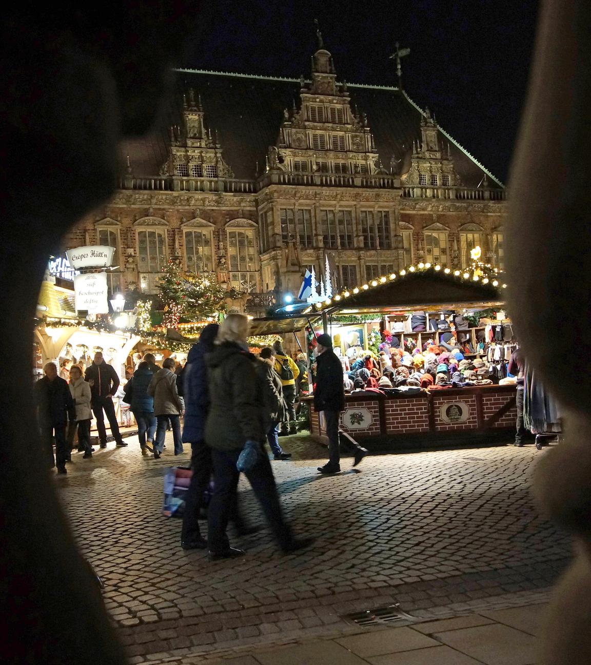 Der Bremer Weihnachtsmarkt auf dem Marktplatz mit dem historischen Rathaus