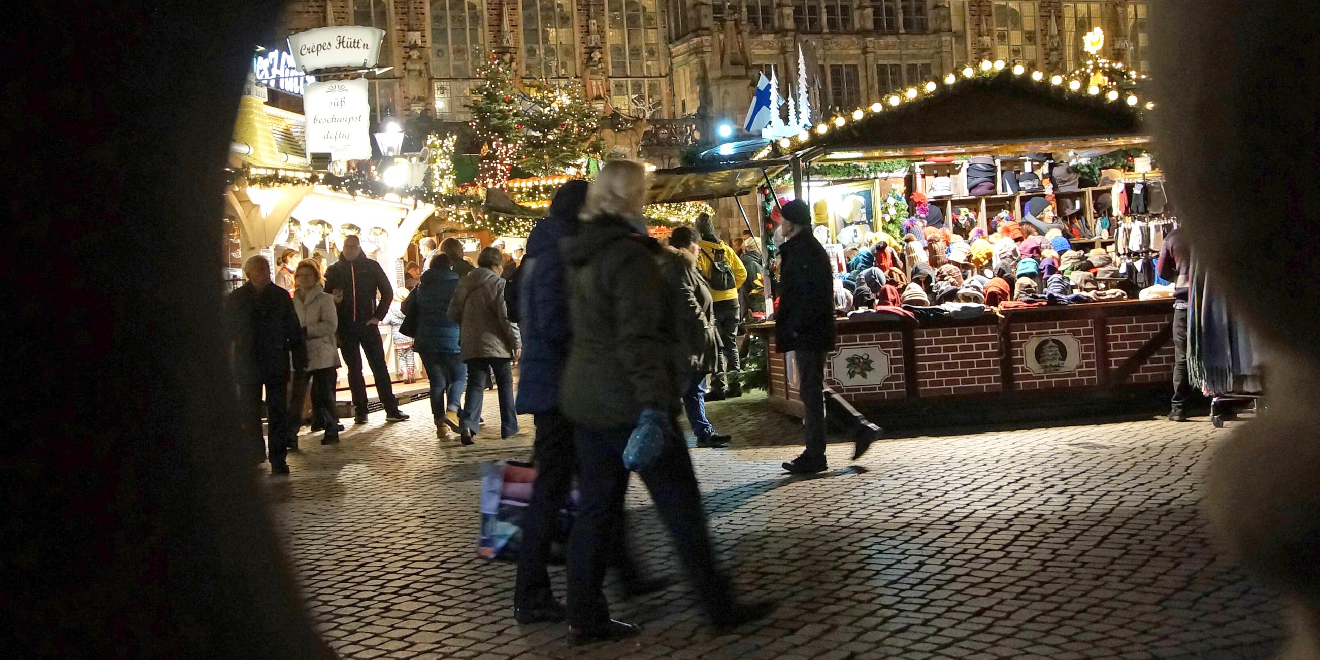 Der Bremer Weihnachtsmarkt auf dem Marktplatz mit dem historischen Rathaus