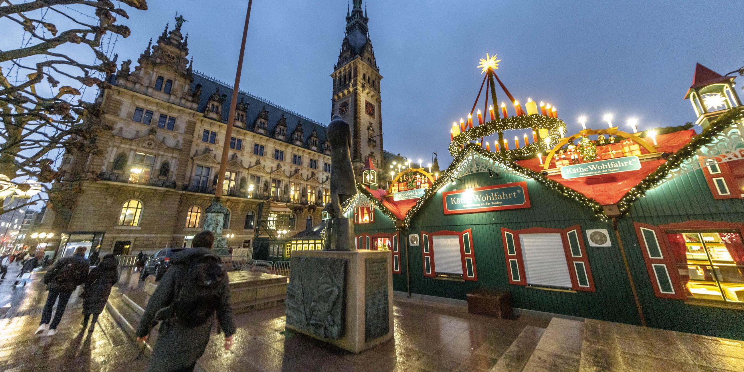 Weihnachtliche Beleuchtung illuminiert bereits jetzt während des Marktaufbaus den Hamburger Rathausmarkt