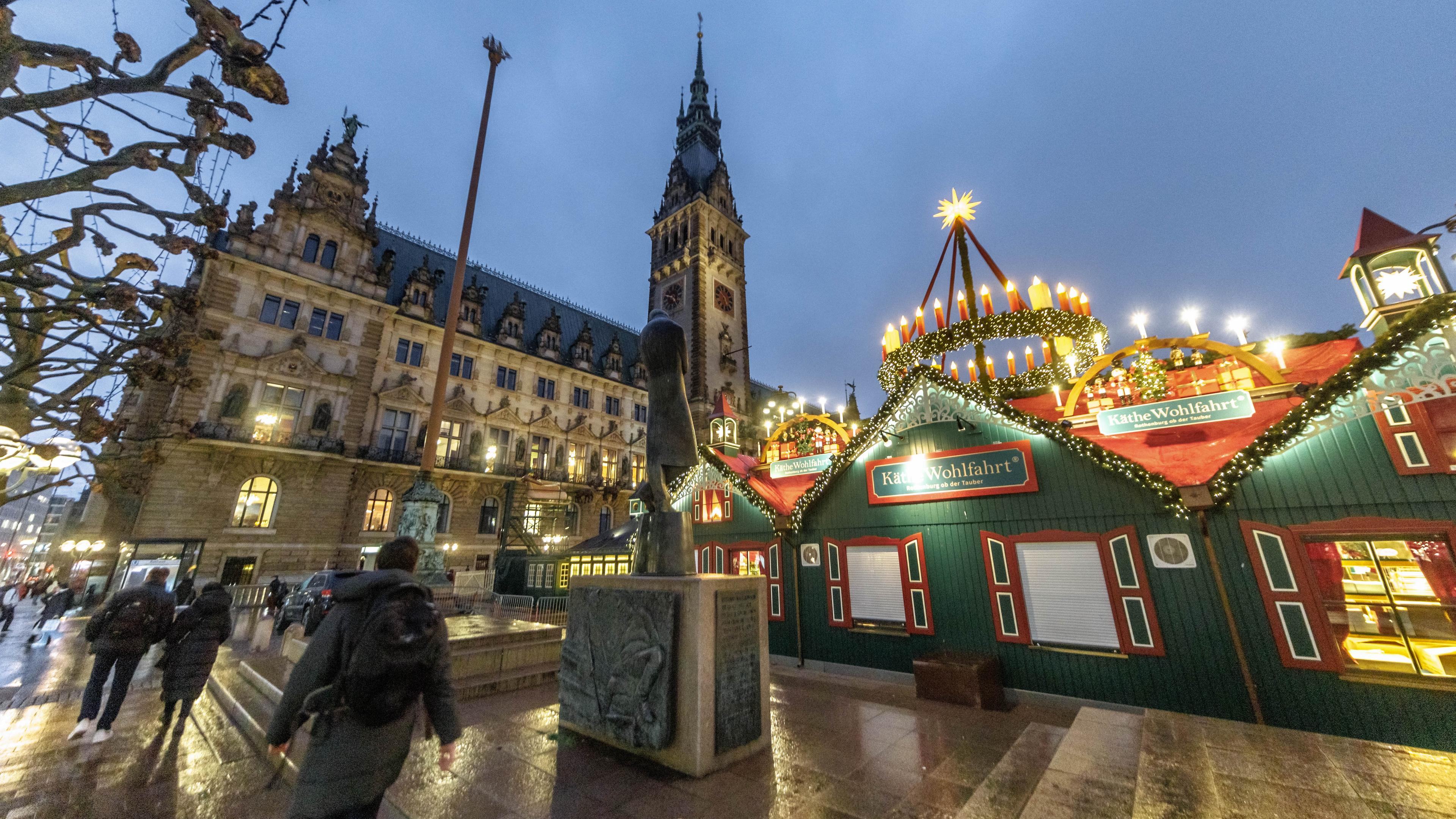 Weihnachtliche Beleuchtung illuminiert bereits jetzt während des Marktaufbaus den Hamburger Rathausmarkt