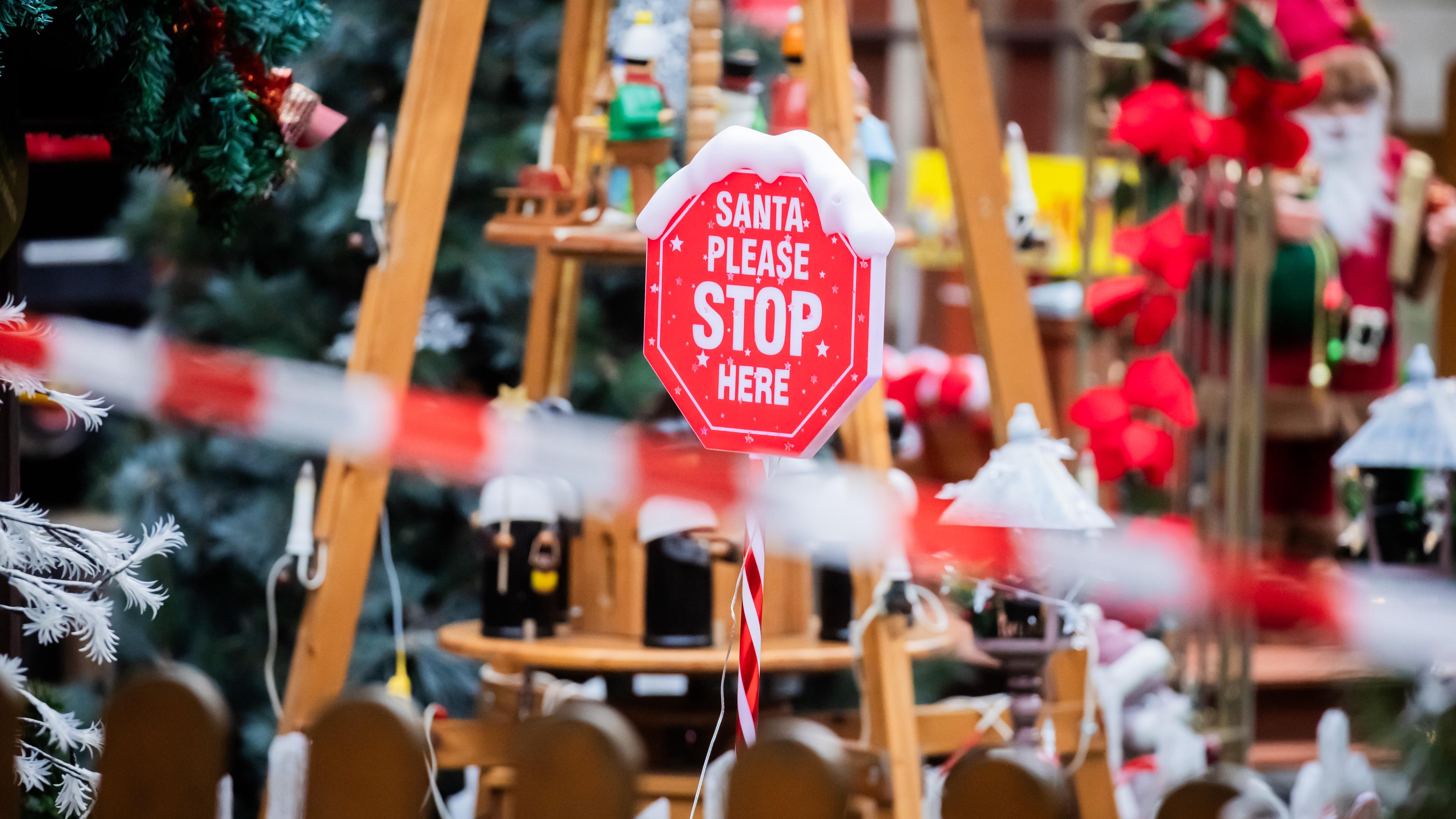 Stopschild vor dem Weihnachtsmarkt in Magdeburg