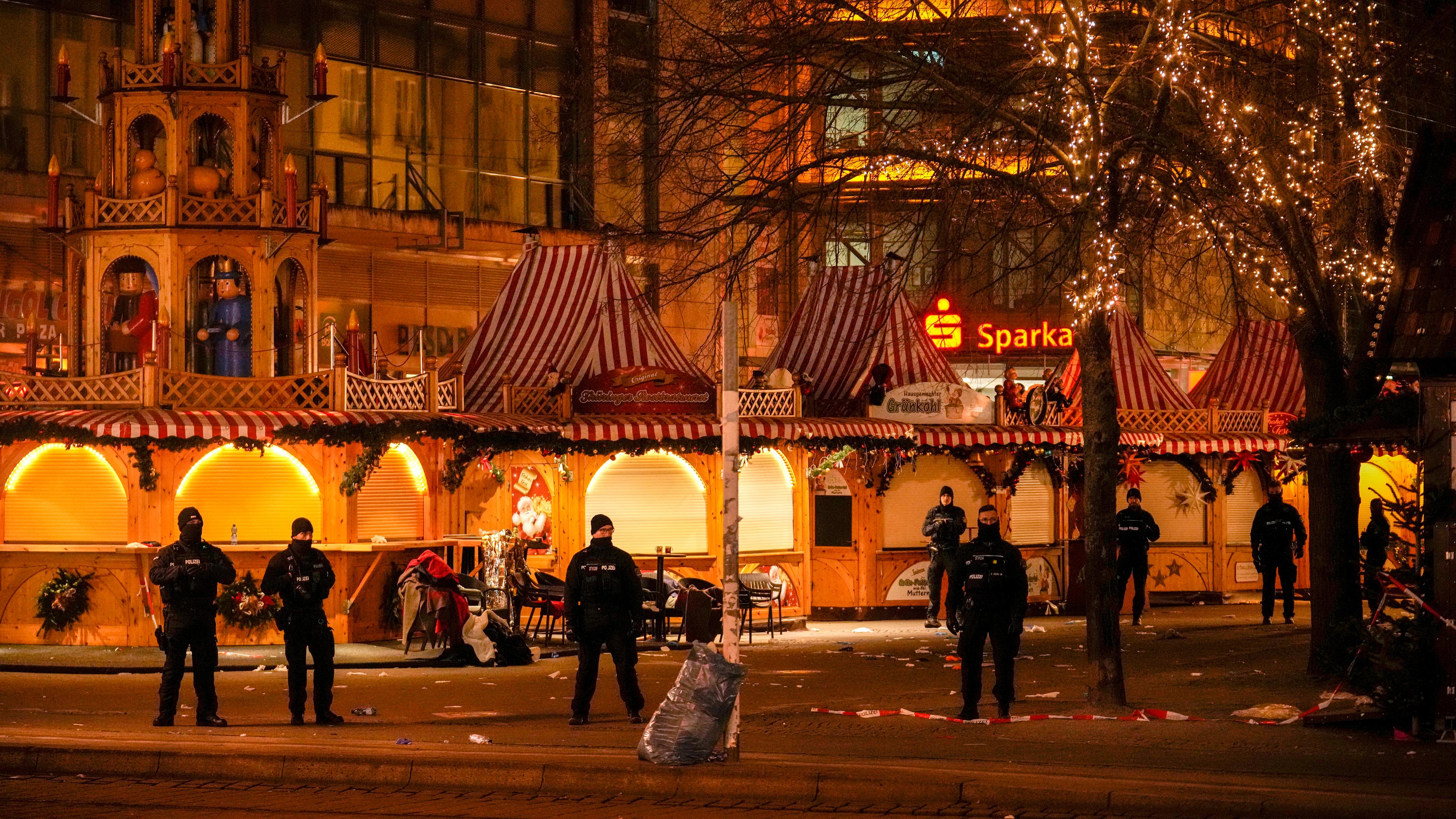 Sicherheitskräfte stehen vor dem abgesperrten Weihnachtsmarkt in Magdeburg