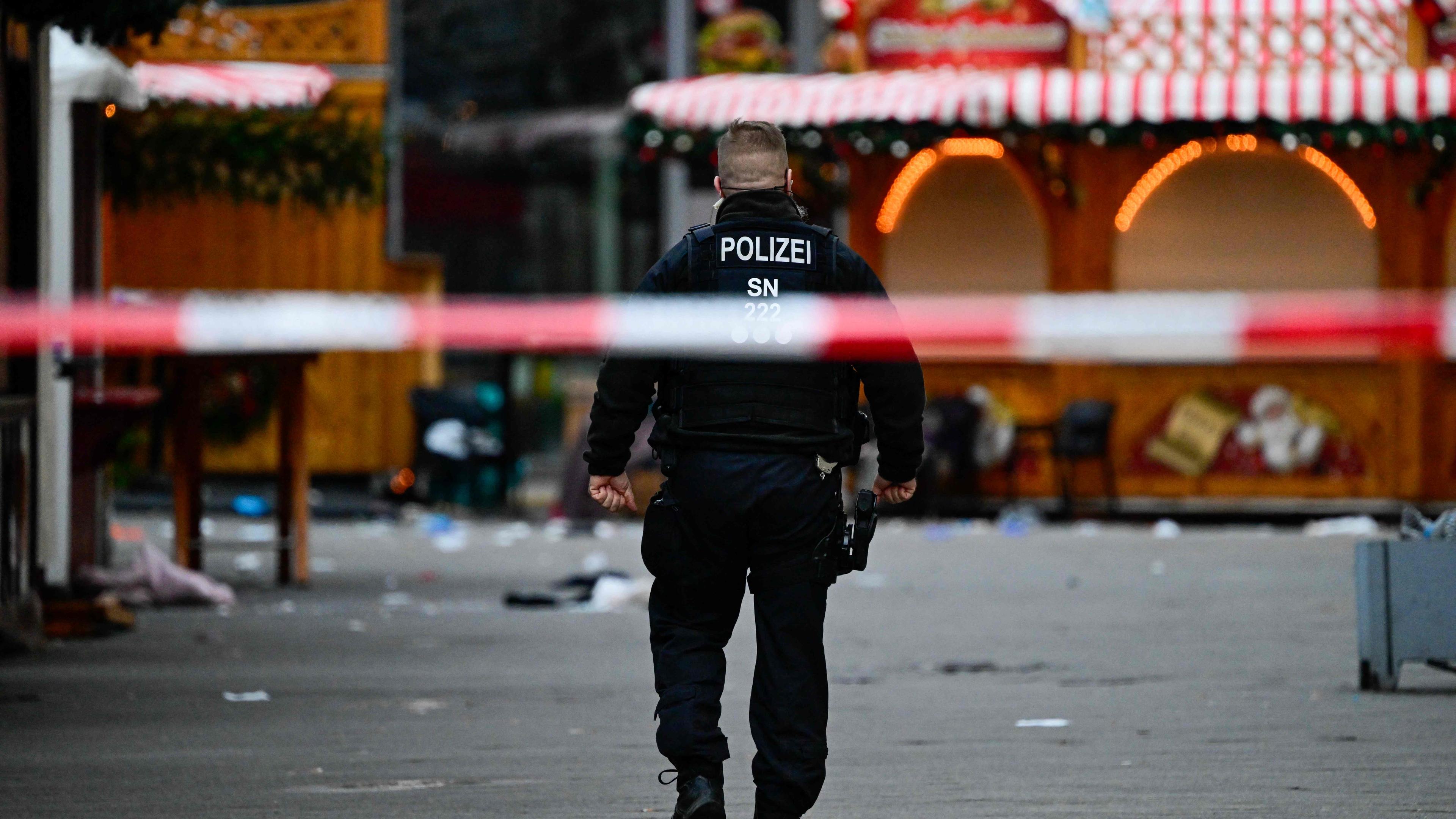 Polizist auf dem abgesperrten Weihnachtsmarkt in Magdeburg