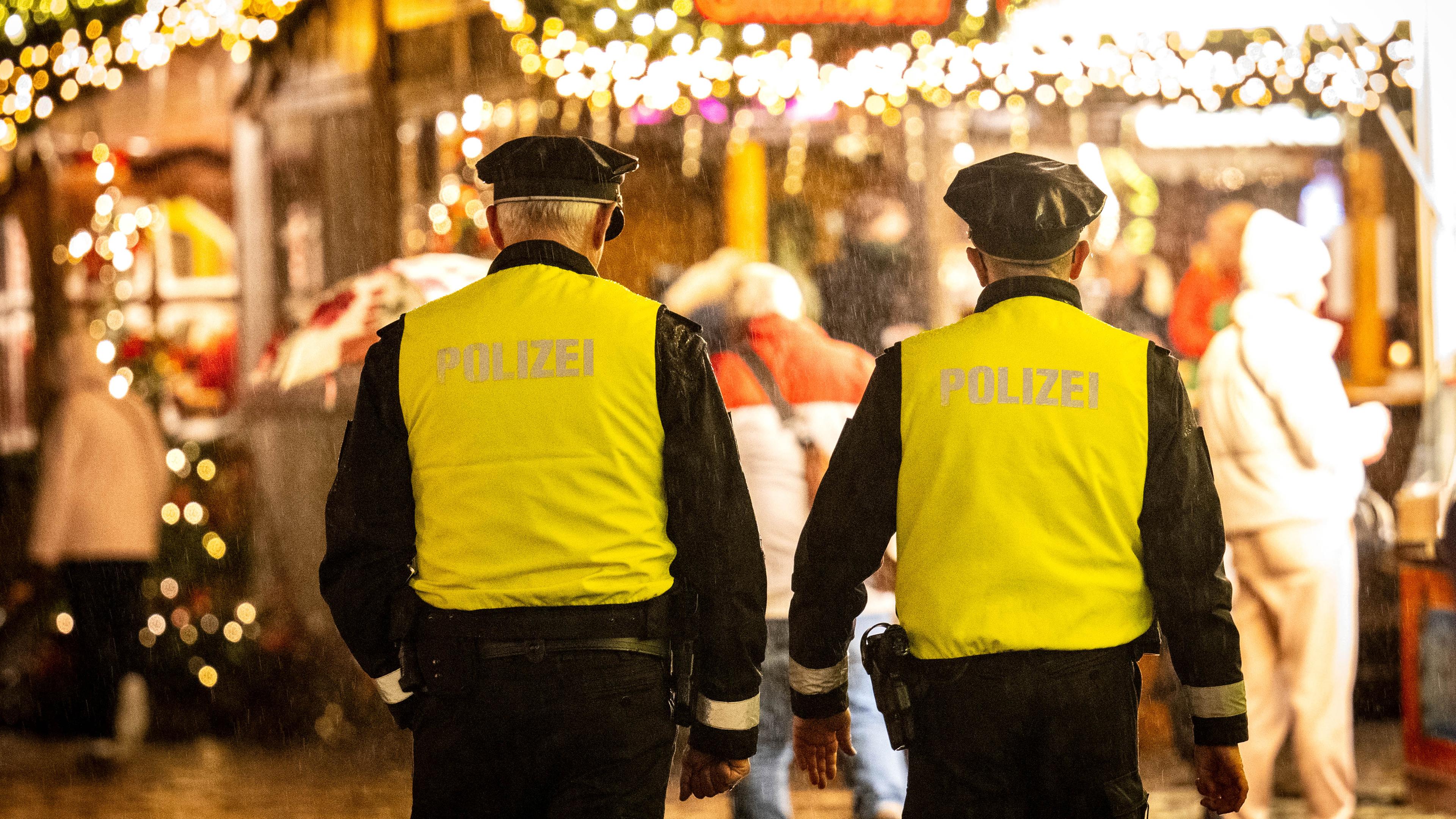 Einsatzkräfte der Polizei laufen über den Bremer Weihnachtsmarkt.