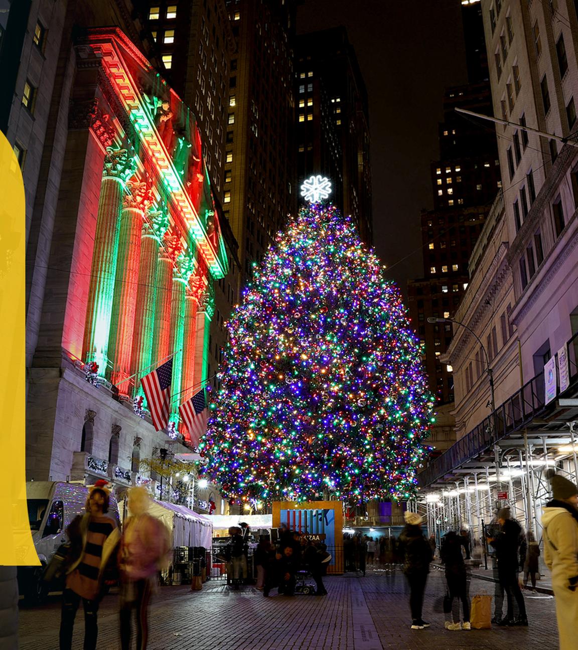 Bunt beleuchteter Weihnachtsbaum in einer Straße in New York