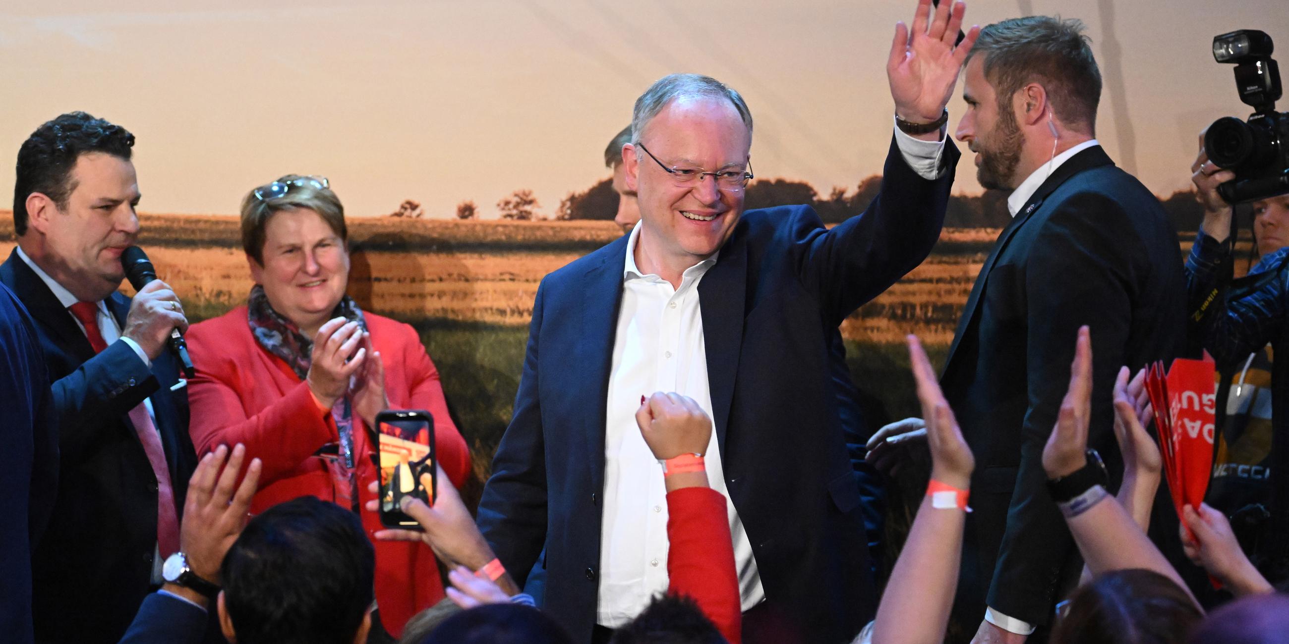 Stephan Weil jubelt nach gewonnener Wahl