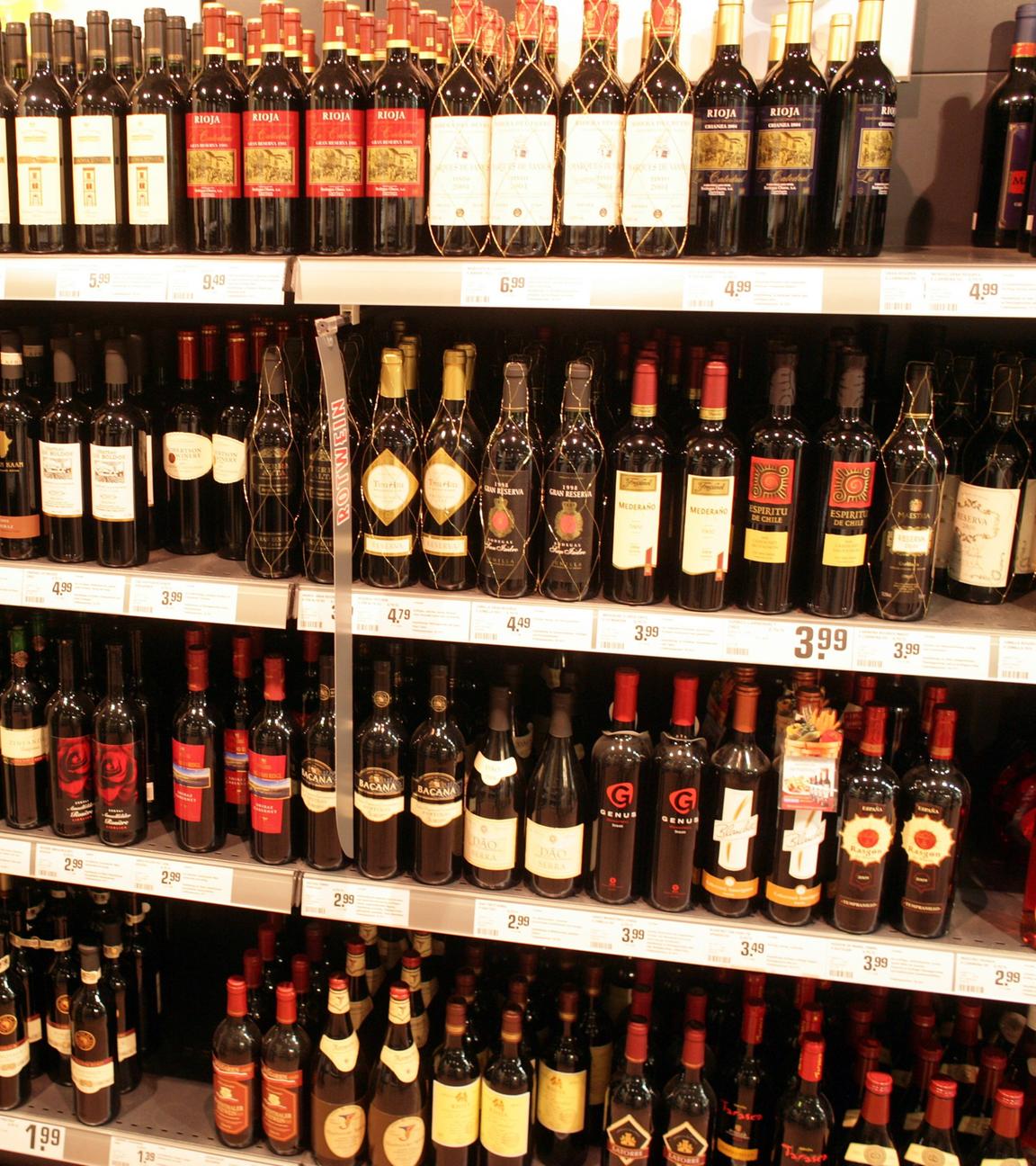 Weinregal in einem Supermarkt in Köln. Archivbild