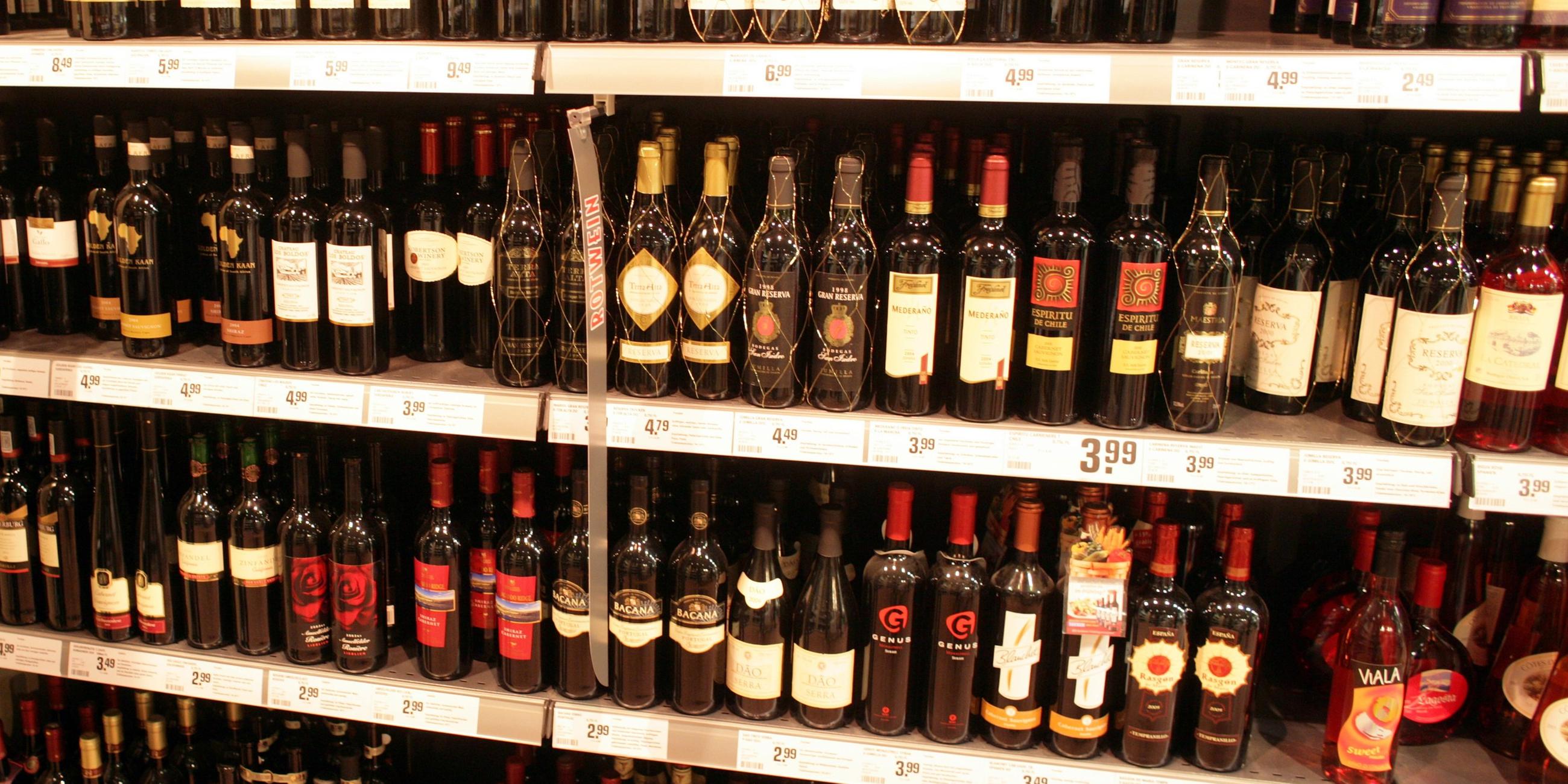 Weinregal in einem Supermarkt in Köln. Archivbild