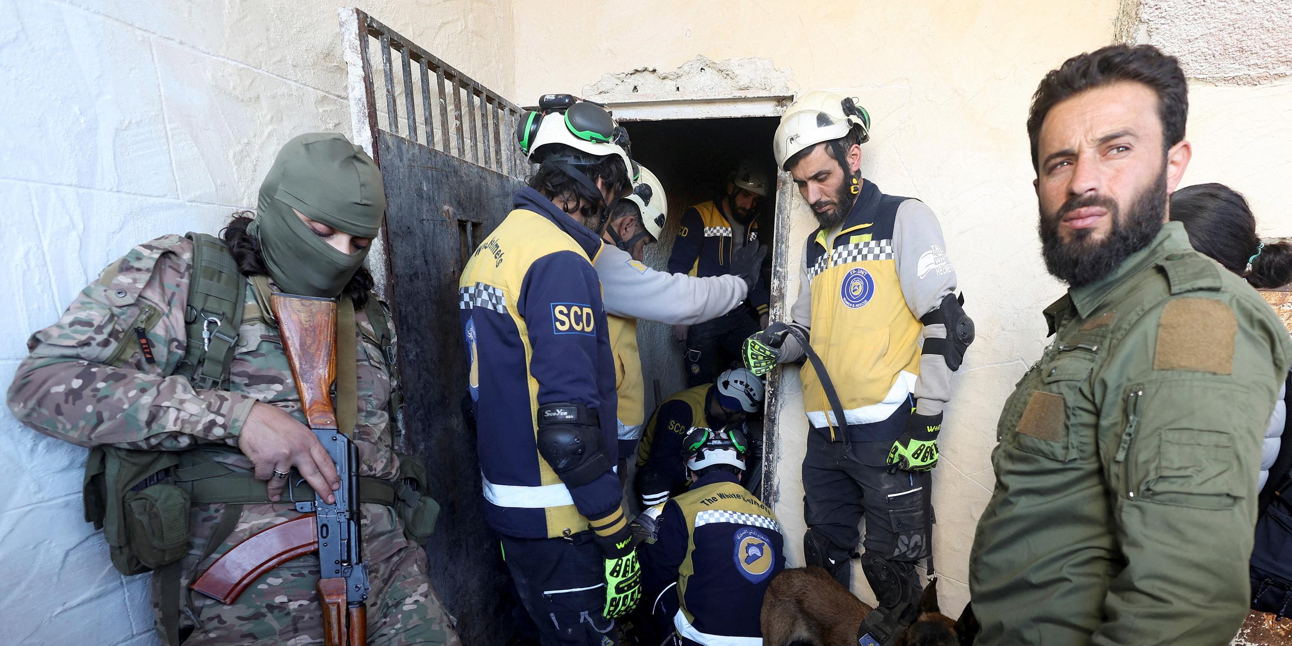 Mitglieder der syrischen Zivilschutzgruppe durchsuchen das Gefängnis von Sednaya