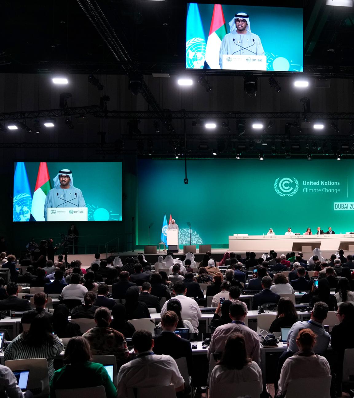 Der Präsident der COP28, Sultan al-Jaber, spricht während einer Plenarsitzung auf dem UN-Klimagipfel COP28, aufgenommen am 13.12.2023 in Dubai