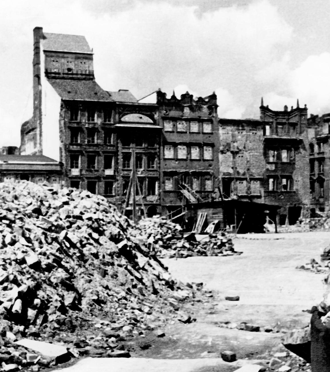 Ruinen von Bürgerhäusern und Trümmerberge an der Nordseite des Alten Marktplatzes in der Altstadt von Warschau