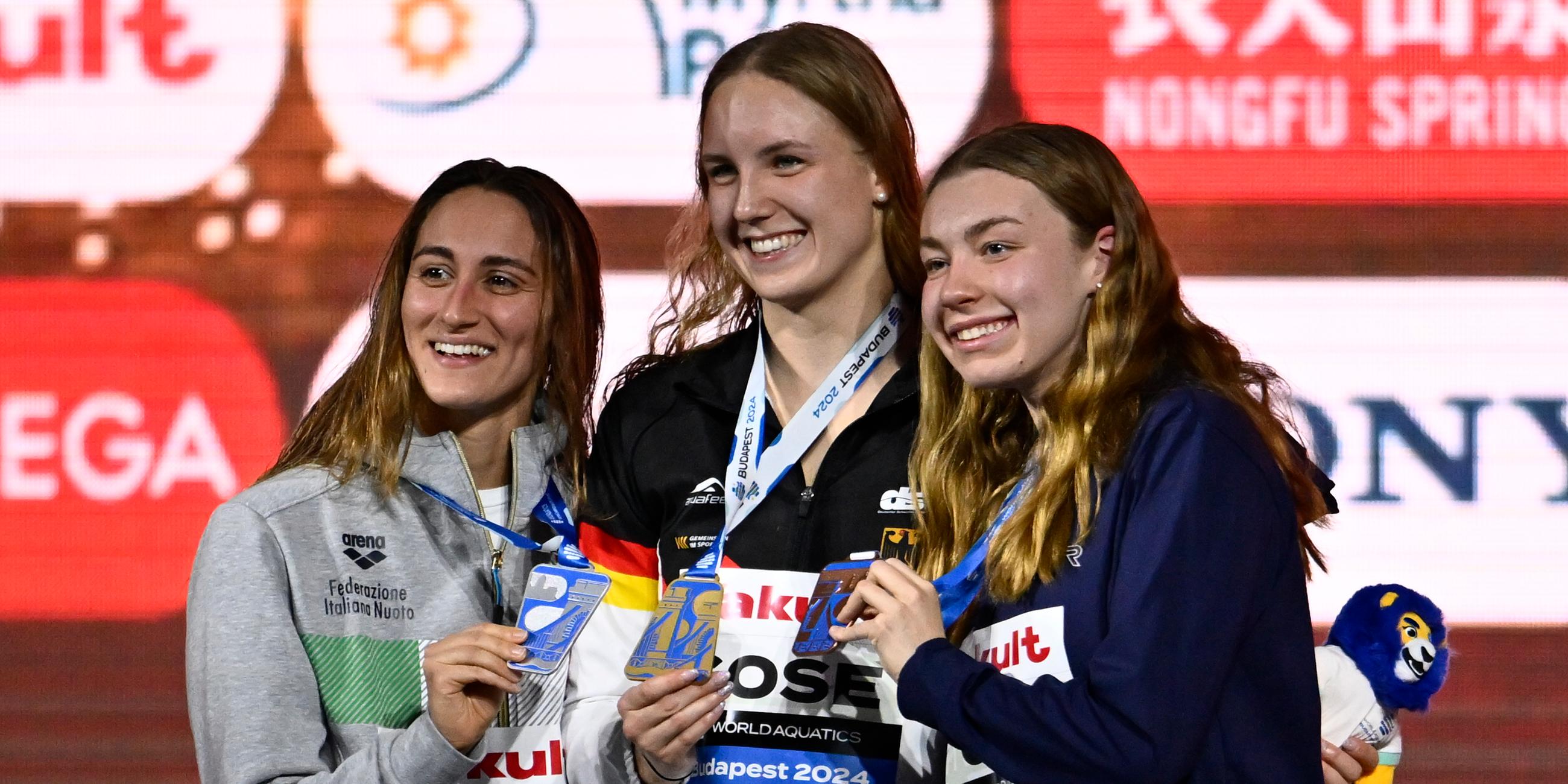 Die Medaillengewinnerinnen Simona Quadarella, Isabel Gose und Jillian Cox (v.l.n.r.).