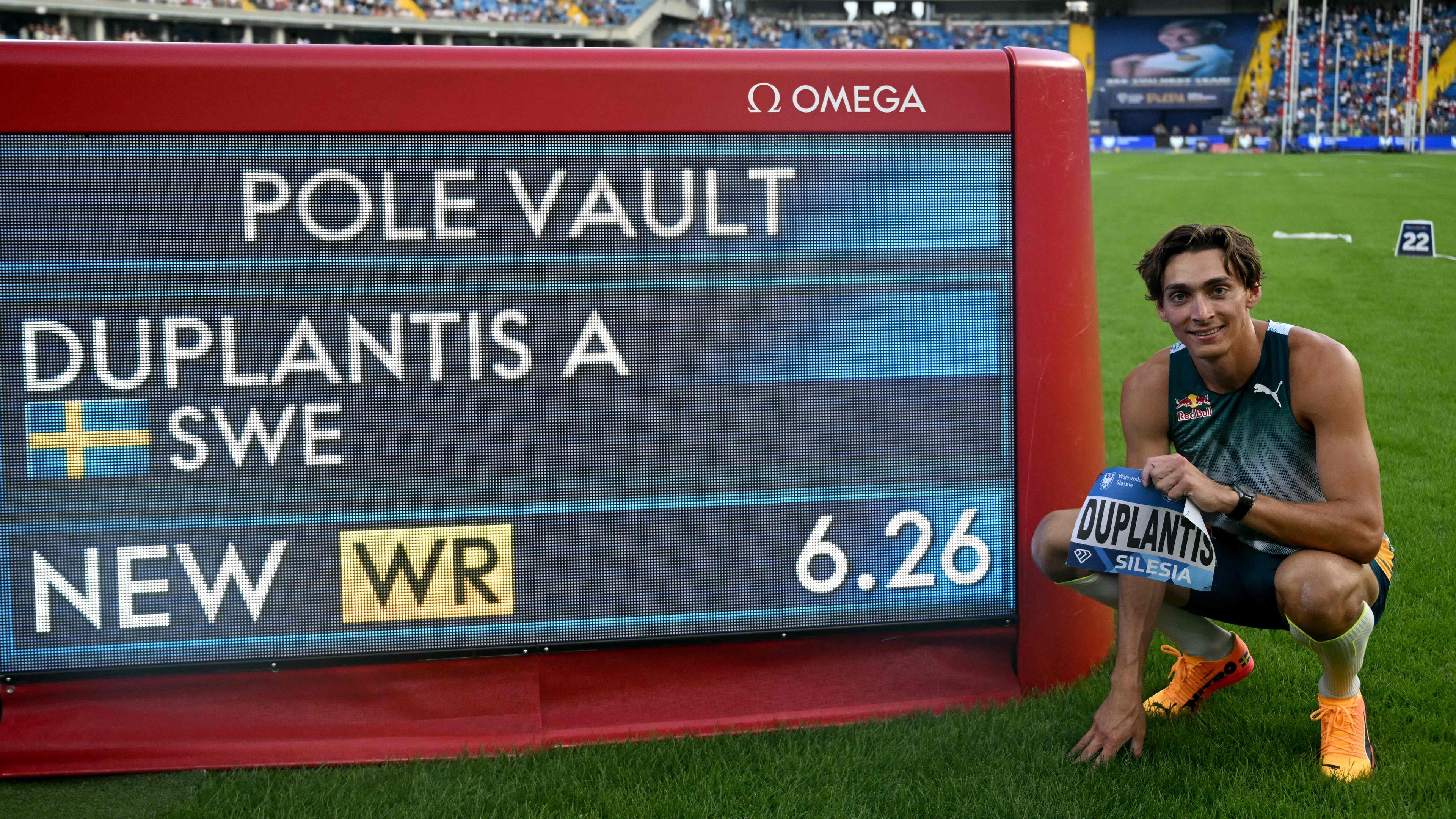 Der Schwede Armand Duplantis bricht den Weltrekord beim Stabhochsprung während der Diamond League der Leichtathletik.