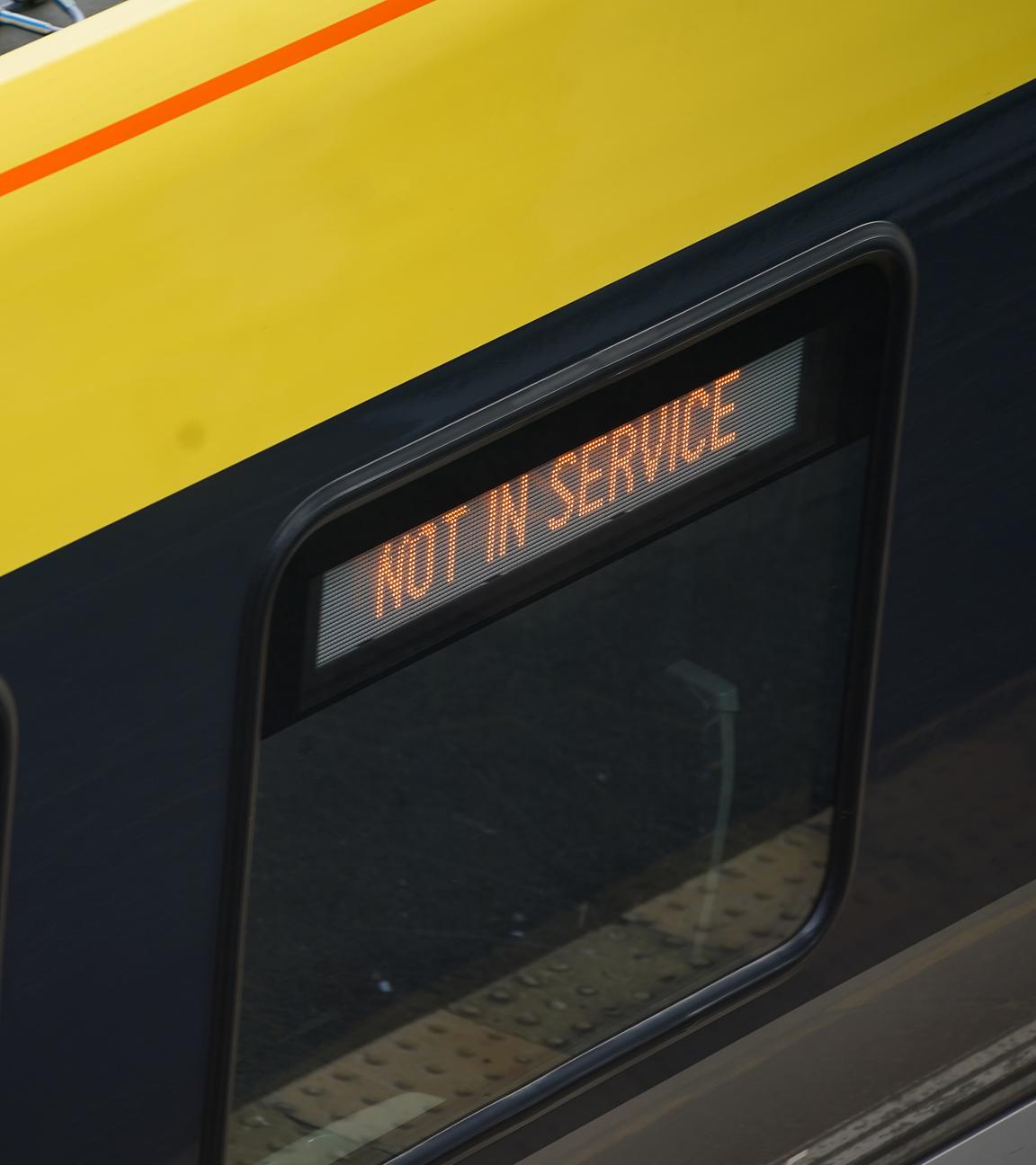  "Not in service" steht auf einem Great Northern Zug im Bahnhof Hunt's Cross, Liverpool, inmitten von Berichten über weitreichende IT-Ausfälle, die Fluggesellschaften, Rundfunkanstalten und Banken betreffen.