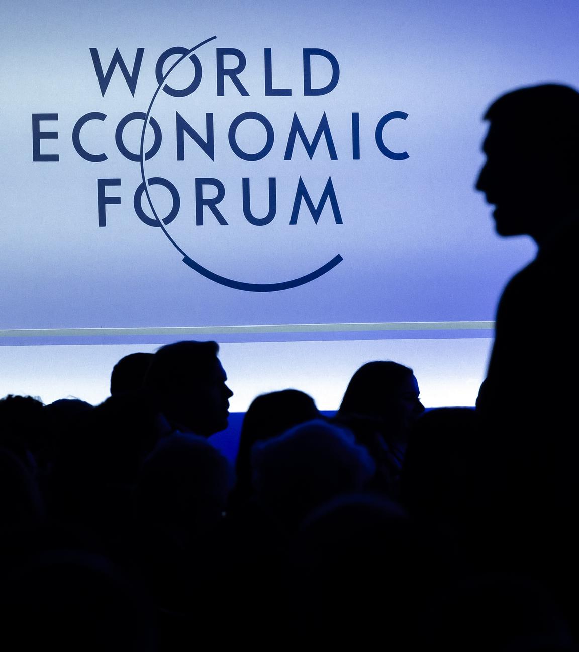 Silhouetten von Teilnehmenden des Weltwirtschaftsforums in Davos in der Schweiz.