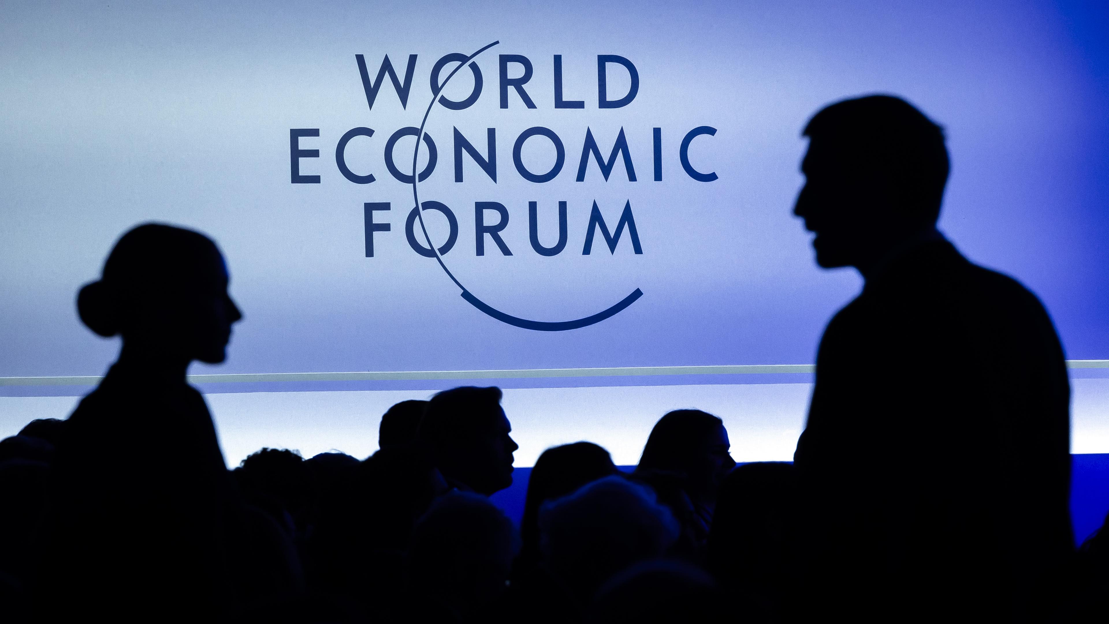 Silhouetten von Teilnehmenden des Weltwirtschaftsforums in Davos in der Schweiz.