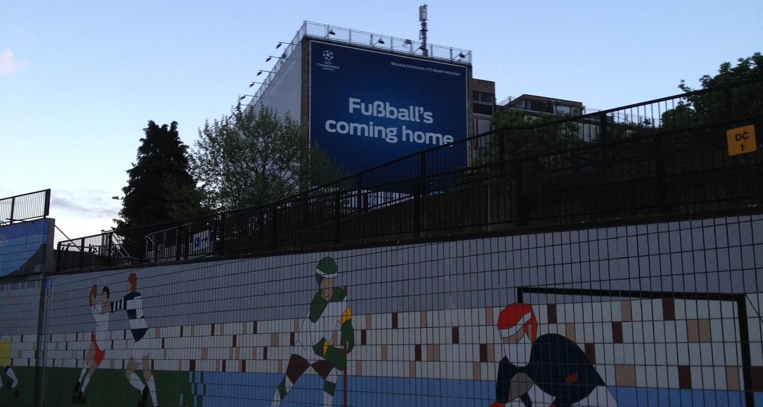 Endspiel der Champions League 2013. Strategen der UEFA haben rund um Wembley den Werbespruch "Fußball’s coming home" plakatiert.