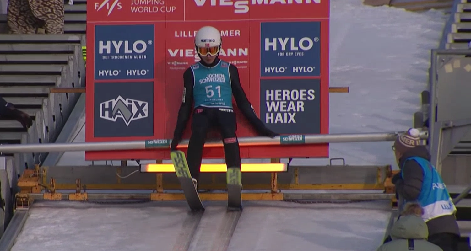 Der norwegische Skispringer Eriksen Sundal ist beim Weltcup in Lillehammer von einer mobilen Werbebande vom Balken auf die Spur geschubst worden.