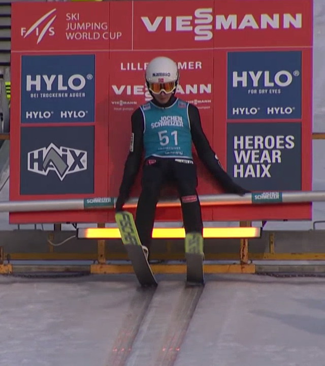 Der norwegische Skispringer Eriksen Sundal ist beim Weltcup in Lillehammer von einer mobilen Werbebande vom Balken auf die Spur geschubst worden.