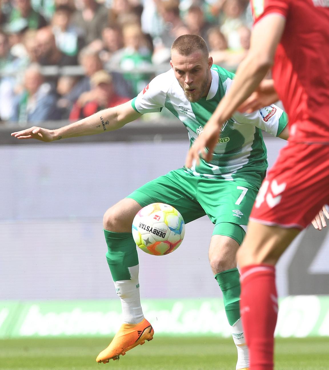 Werders Marvin Ducksch (l-r) versucht sich gegen die Kölner Timo Hübers und Linton Maina durchzusetzen.