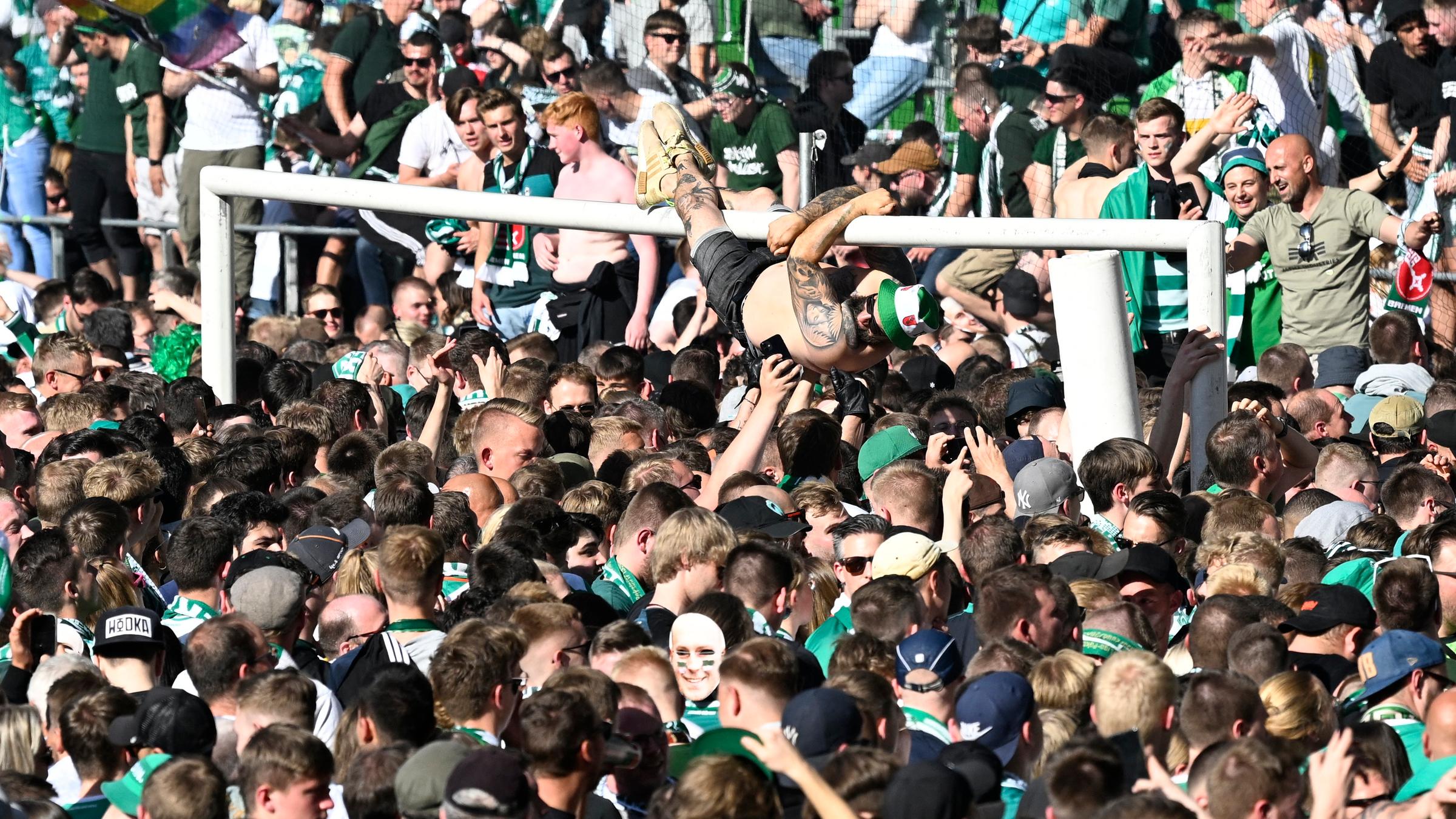 Bremen: Werder Bremen Fans feiern den Aufstieg in die Bundesliga.