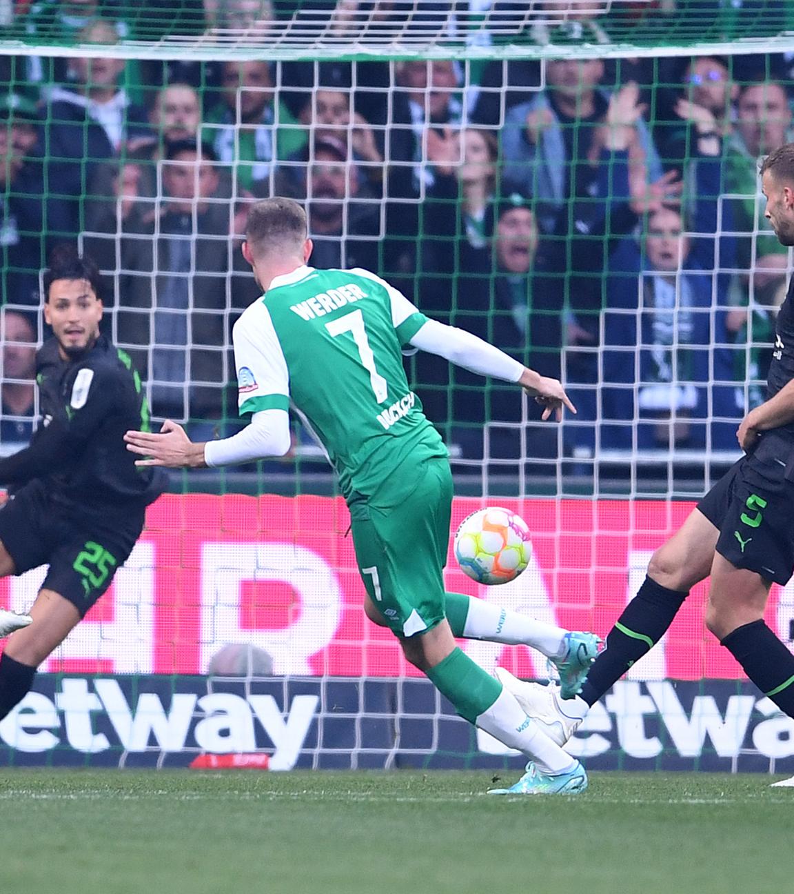 01.10.2022, Bremen: Fußball: Bundesliga, Werder Bremen - Bor. Mönchengladbach, 8. Spieltag, wohninvest Weserstadion. Werders Marvin Ducksch (2.v.l) erzielt gegen Torwart Yann Sommer (r) das Tor zum 2:0.