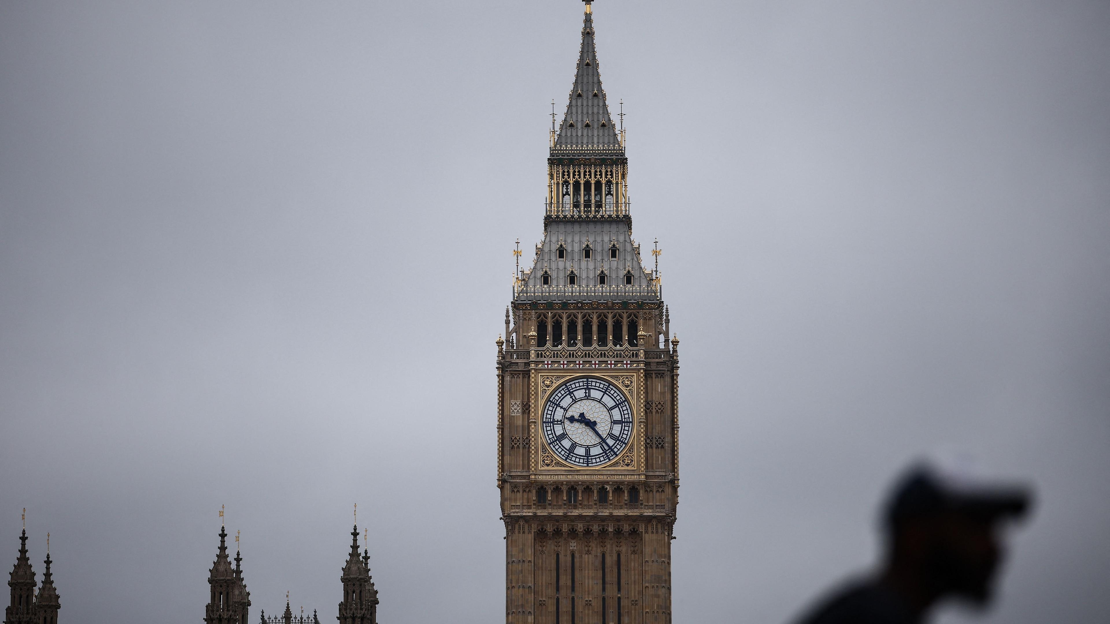 Ein Fußgänger geht am Palace of Westminster in London vorbei.