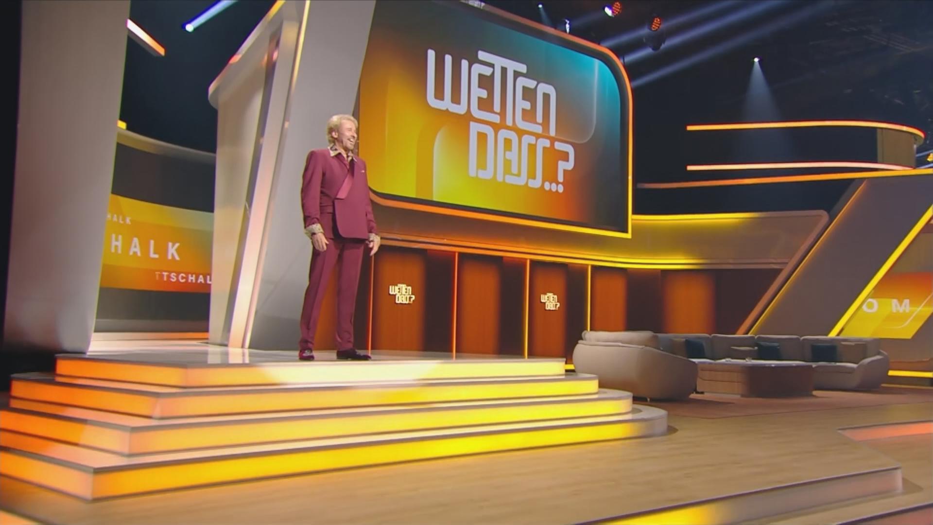 Thomas Gottschalk betritt die Bühne während seiner letzten "Wetten, dass..?"-Sendung im Jahr 2023.