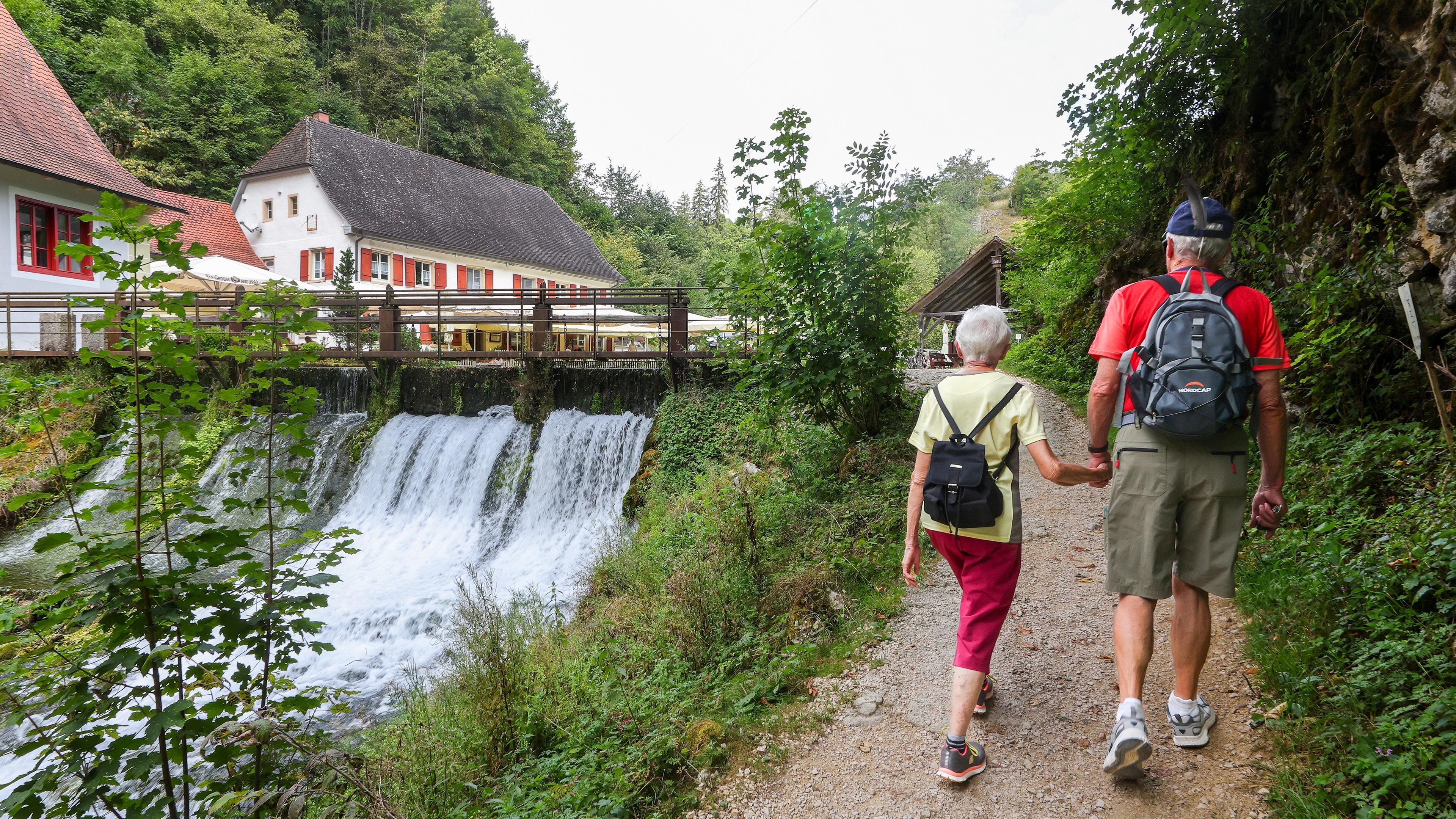 Ein Paar wandert auf einem Wanderweg in Baden-Württemberg